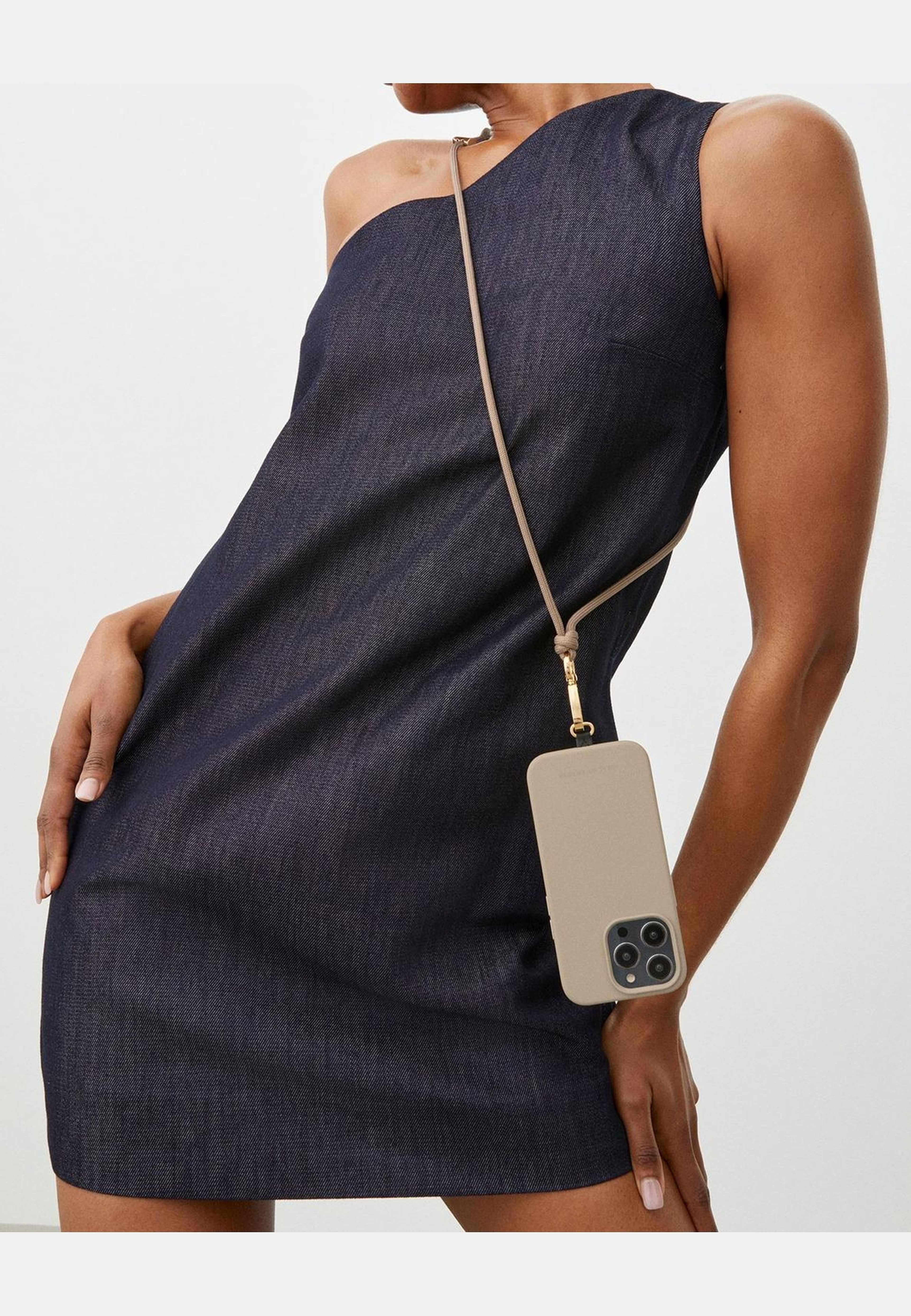 Silicone Case Iphone Beige, från Ideal Of Sweden, i färgen beige. Klicka för att öppna bilden i stort format