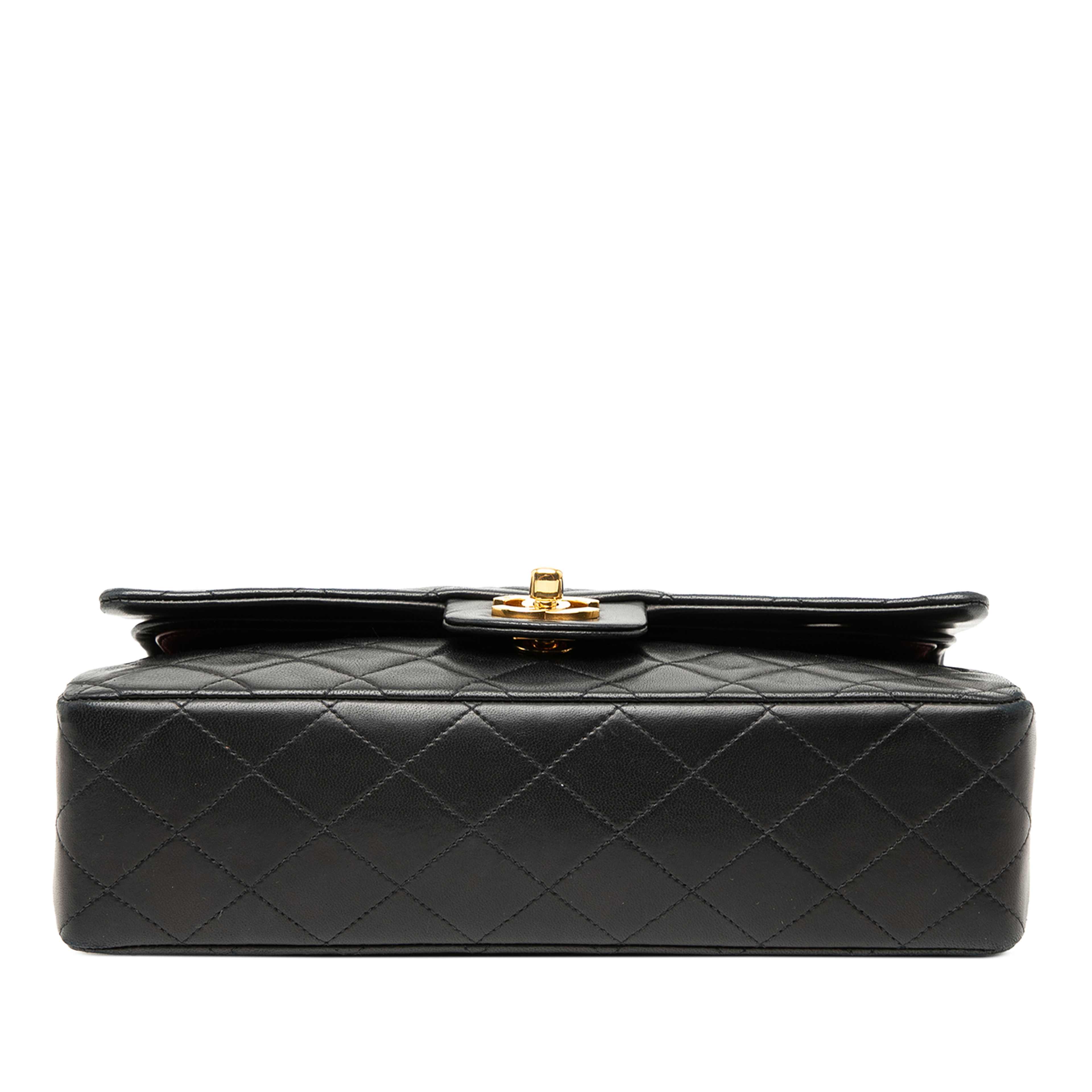 Chanel Medium Classic Lambskin Double Flap, från Luxclusif, i färgen black. Klicka för att öppna bilden i stort format