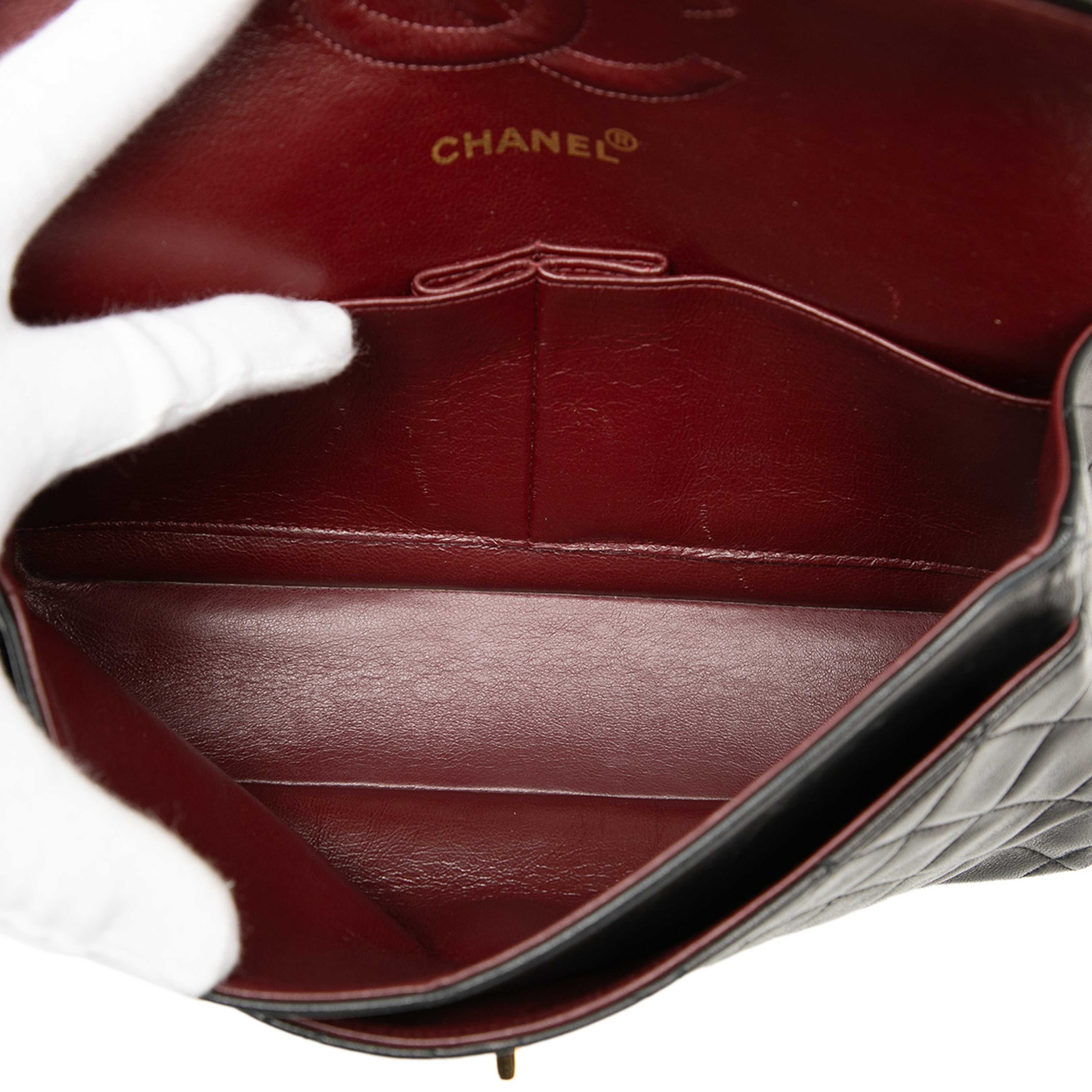 Chanel Medium Classic Lambskin Double Flap, från Luxclusif, i färgen black. Klicka för att öppna bilden i stort format