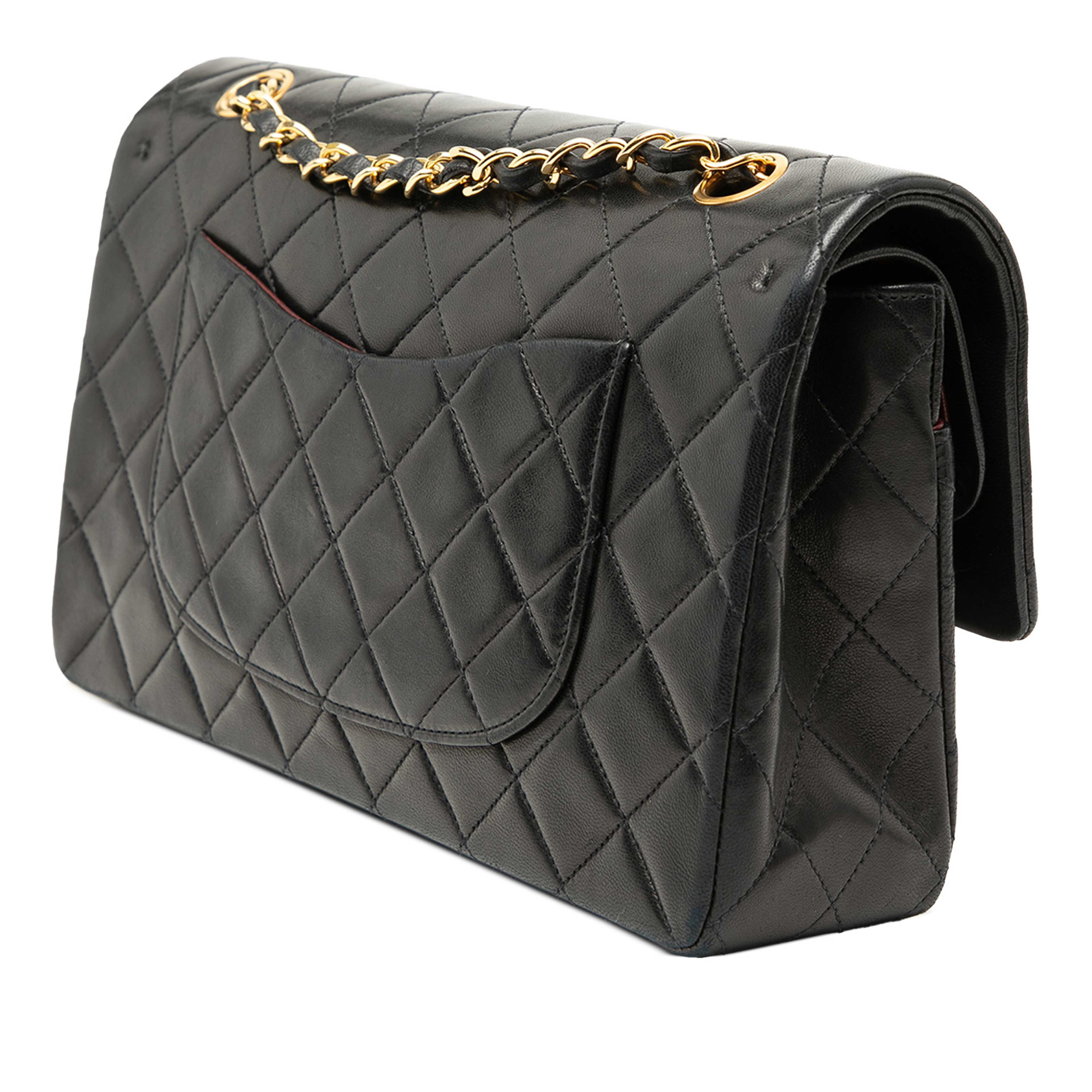 Chanel Medium Classic Lambskin Double Flap, från Luxclusif, i färgen black. Klicka för att öppna bilden i stort format