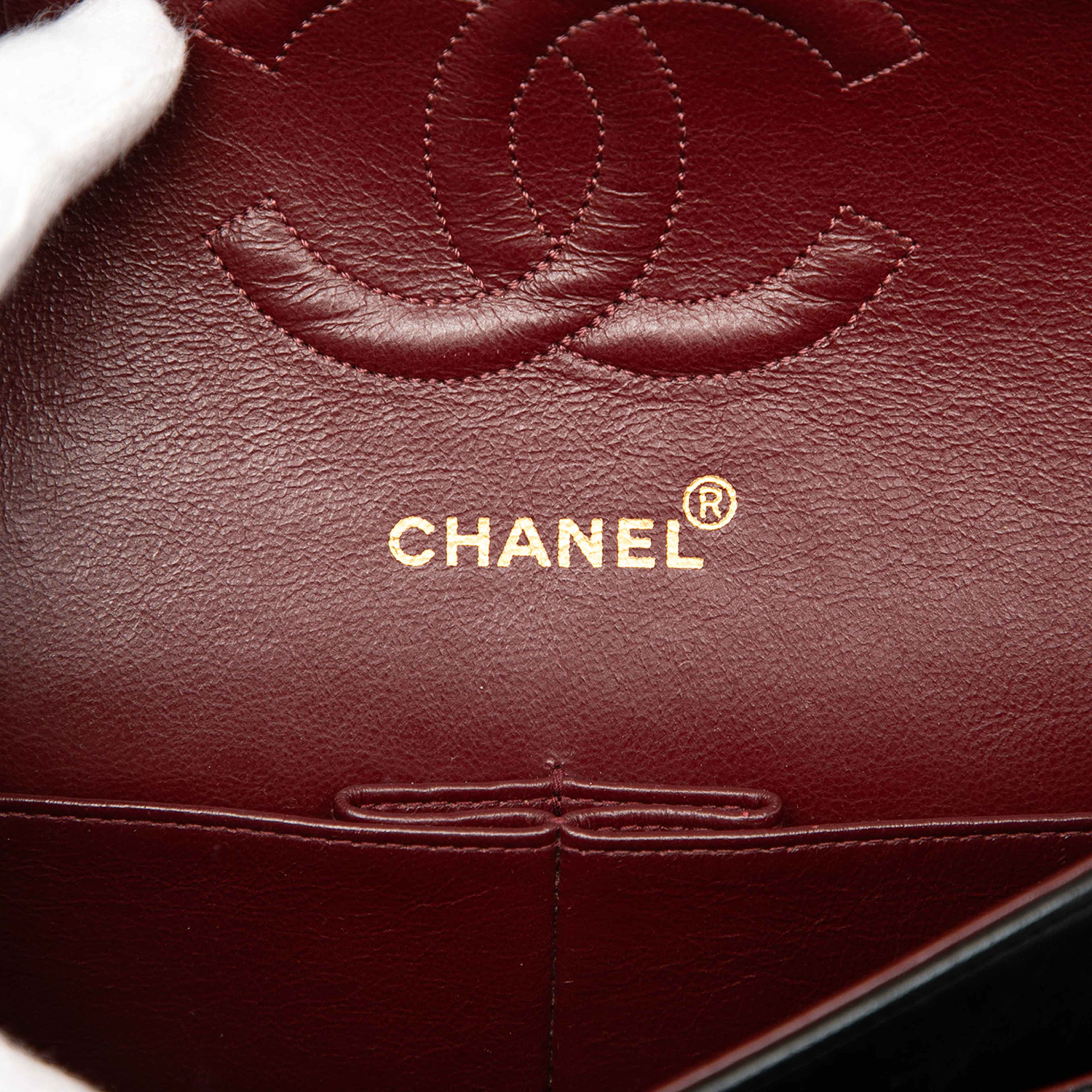 Chanel Medium Classic Lambskin Double Flap, från Luxclusif, i färgen black. Klicka för att öppna bilden i stort format