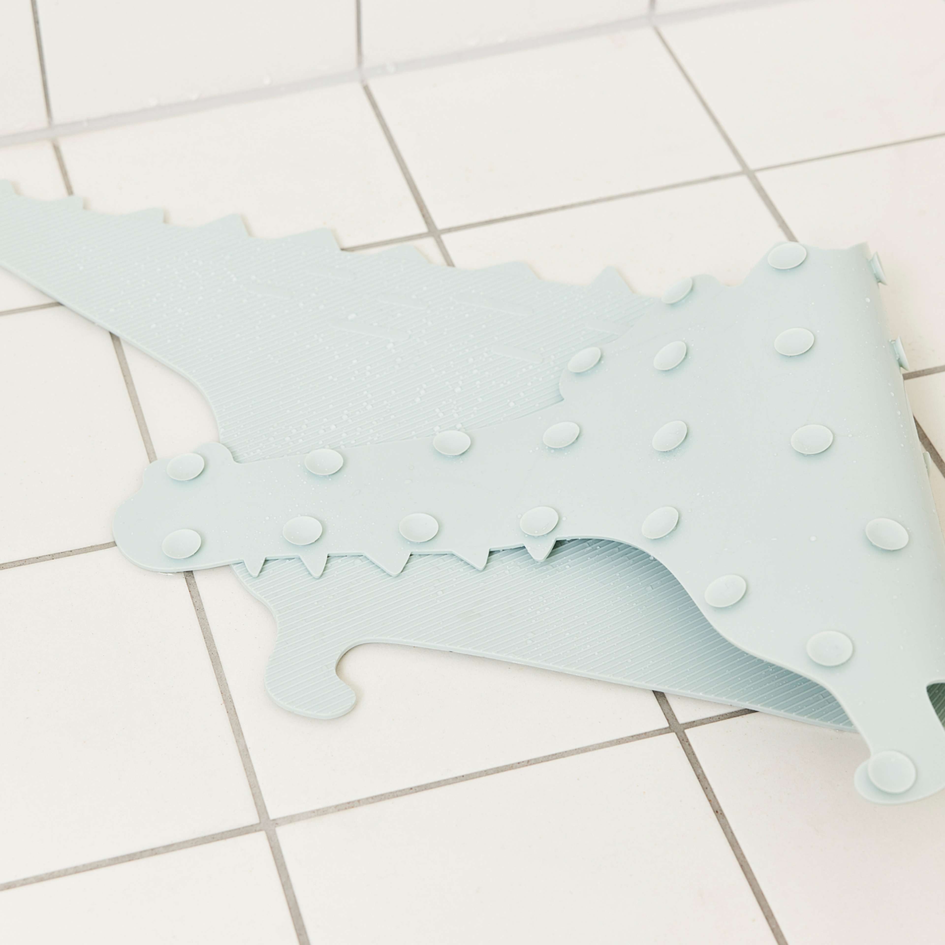 Bath Mat Crocodile Gustav, från OYOY Mini, i färgen pale mint. Klicka för att öppna bilden i stort format