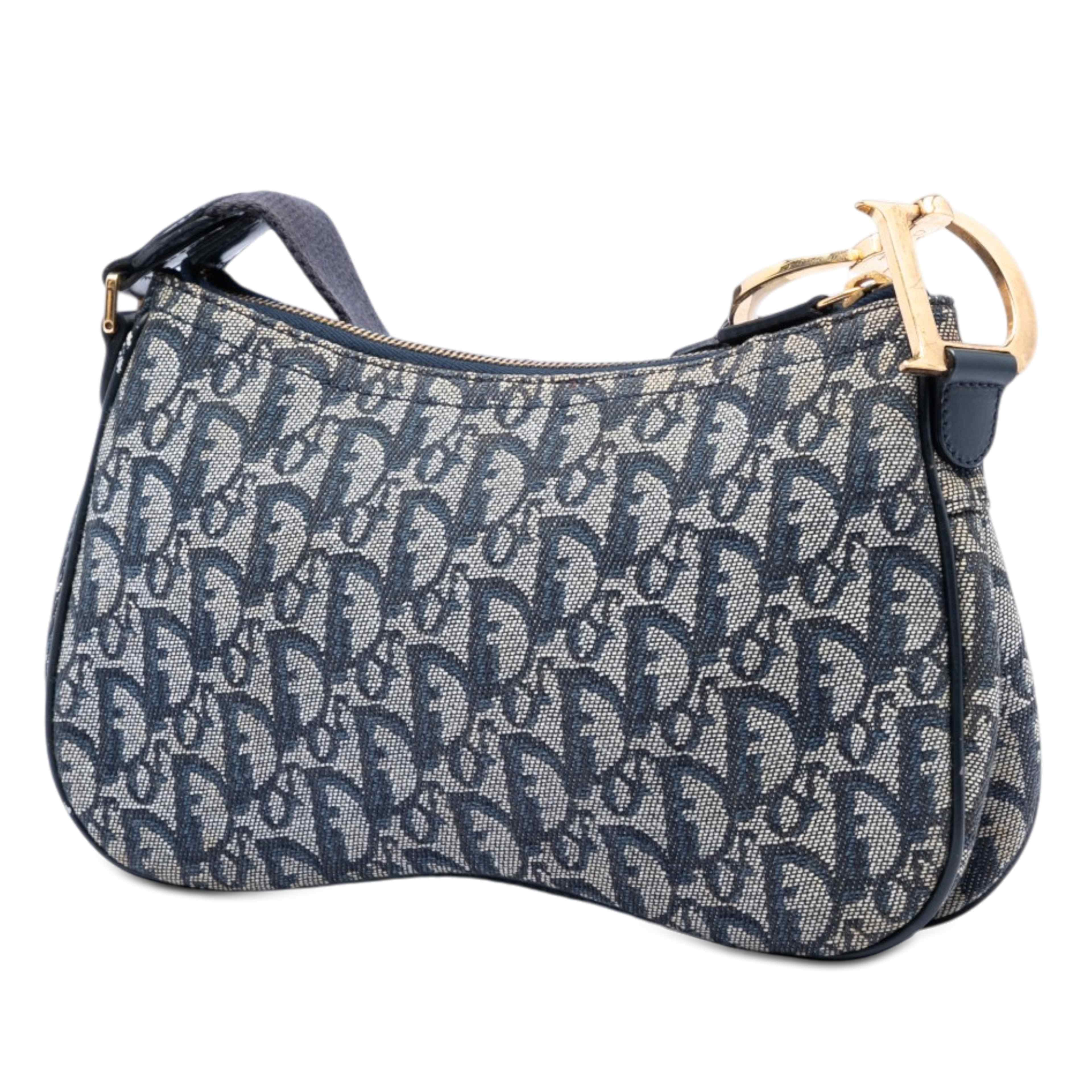 Dior Diorissimo Trotter Canvas Double Saddle Crossbody, från Luxclusif, i färgen navy. Klicka för att öppna bilden i stort format