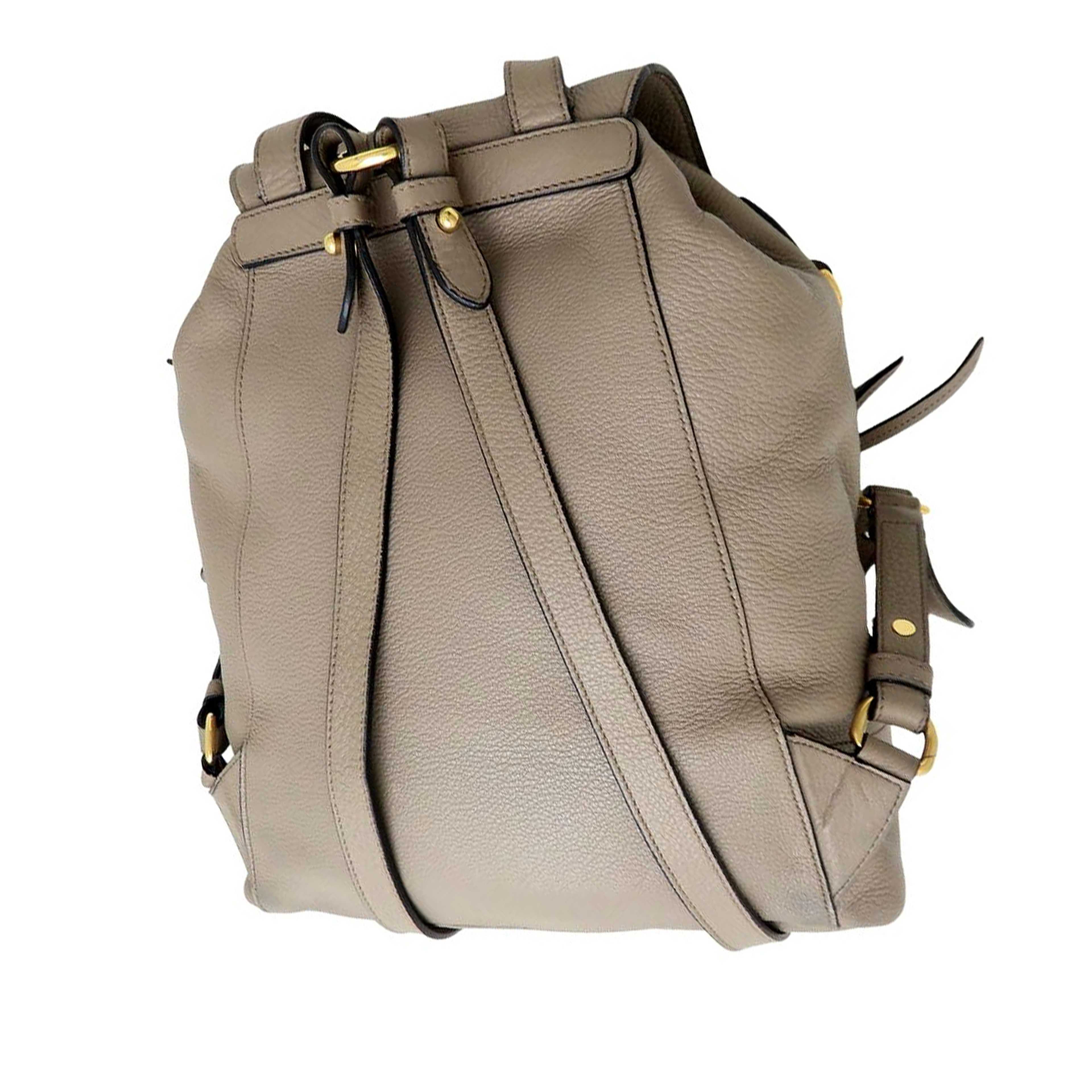 Prada Vitello Daino Cinch Backpack, från Luxclusif, i färgen taupe. Klicka för att öppna bilden i stort format