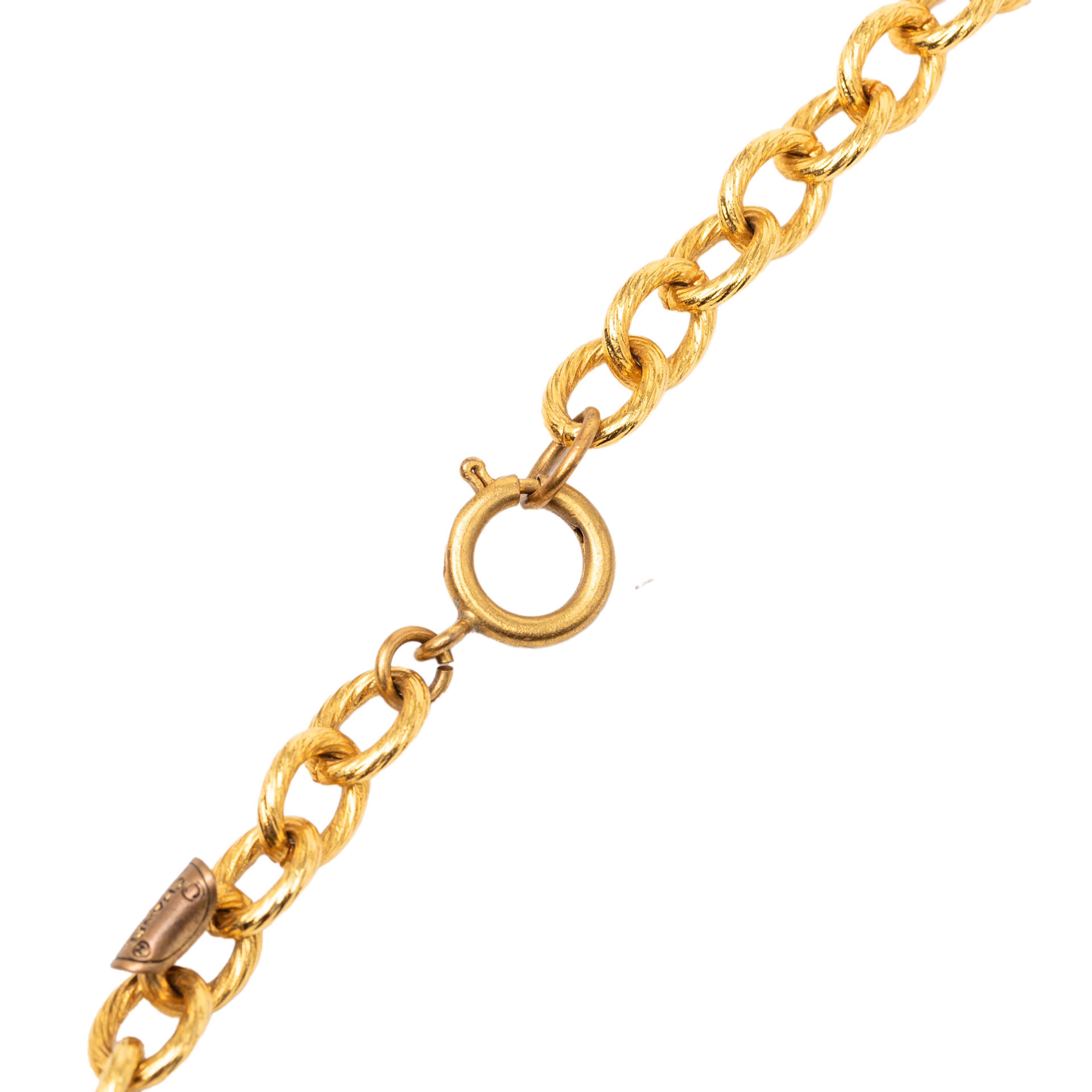 Chanel Cc Gold Plated Medallion Coin Charm Pendant Necklace, från Luxclusif, i färgen gold. Klicka för att öppna bilden i stort format