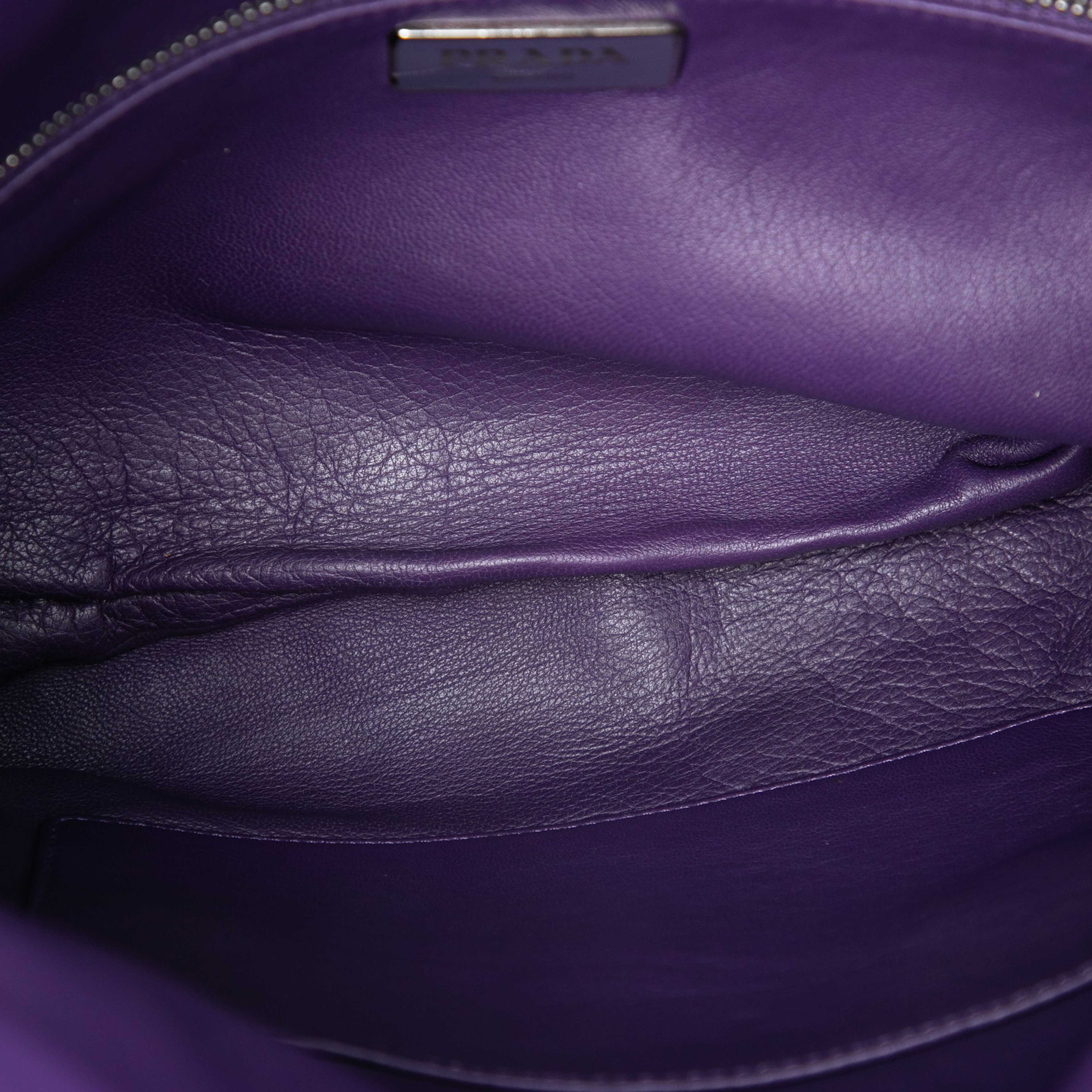 Prada Soft Calf Fold Over Shoulder Bag, från Luxclusif, i färgen purple. Klicka för att öppna bilden i stort format
