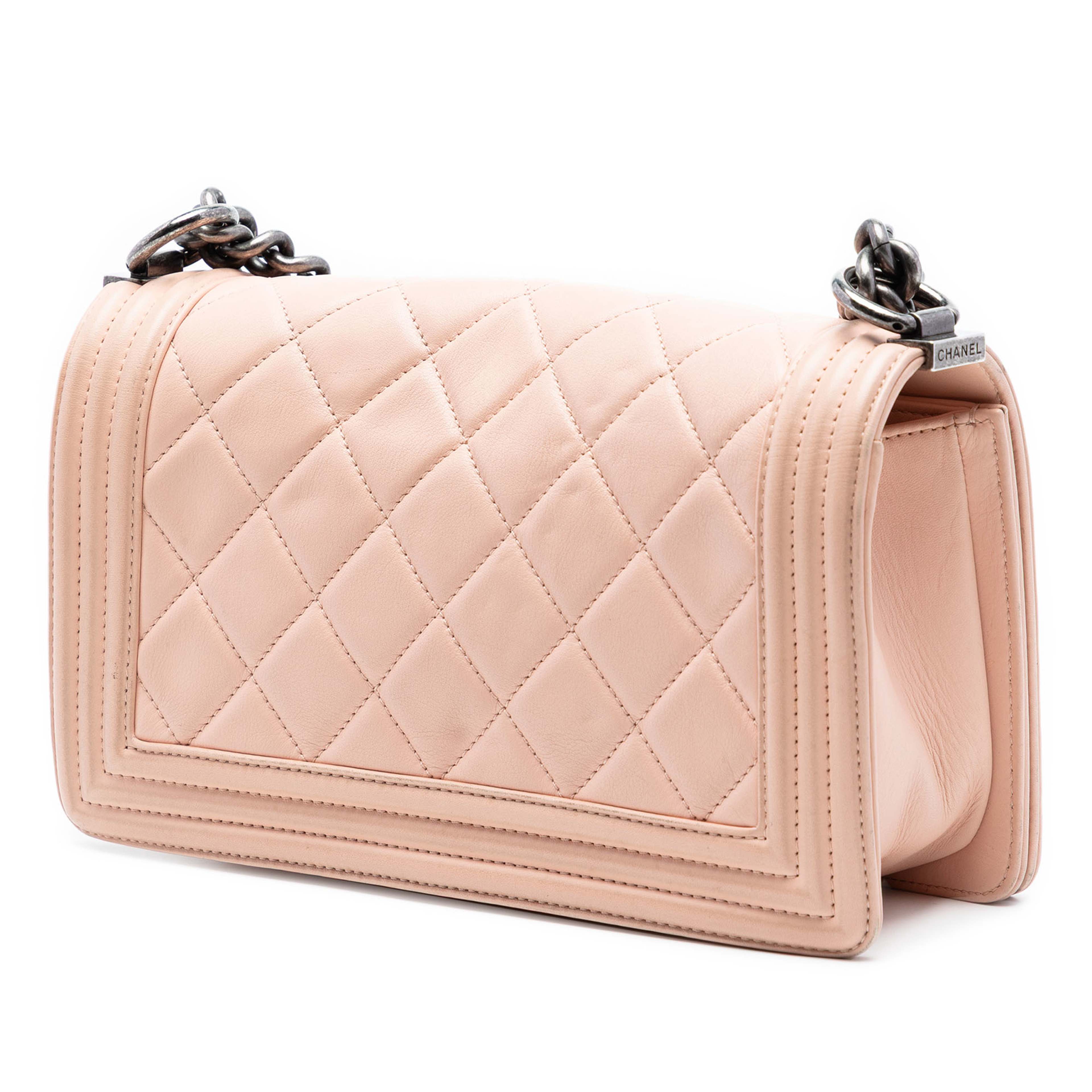 Chanel Old Medium Quilted Lambskin Boy Flap, från Luxclusif, i färgen pink. Klicka för att öppna bilden i stort format