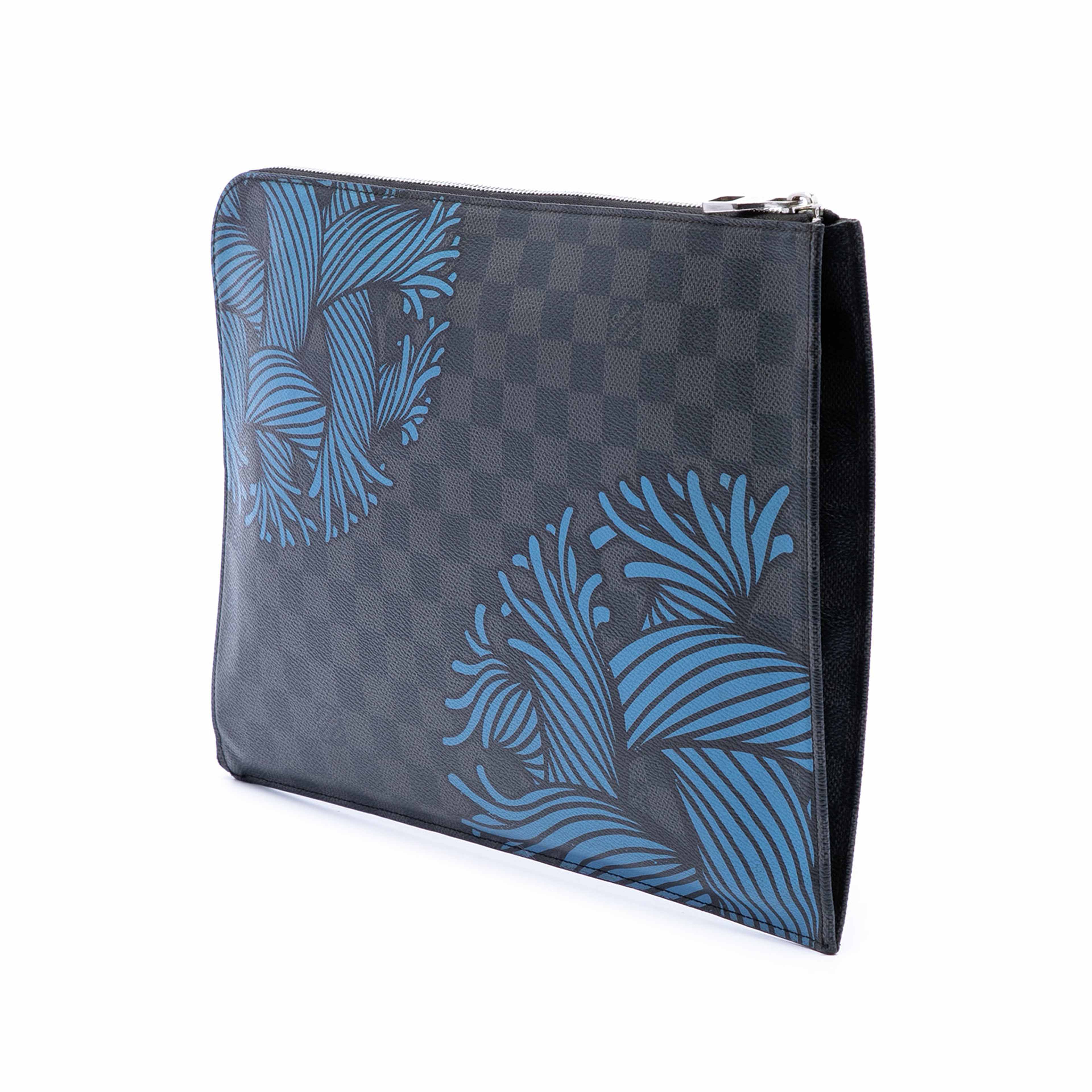 Louis Vuitton Christopher Nemeth Damier Graphite Pochette Jour Gm, från Luxclusif, i färgen svart. Klicka för att öppna bilden i stort format