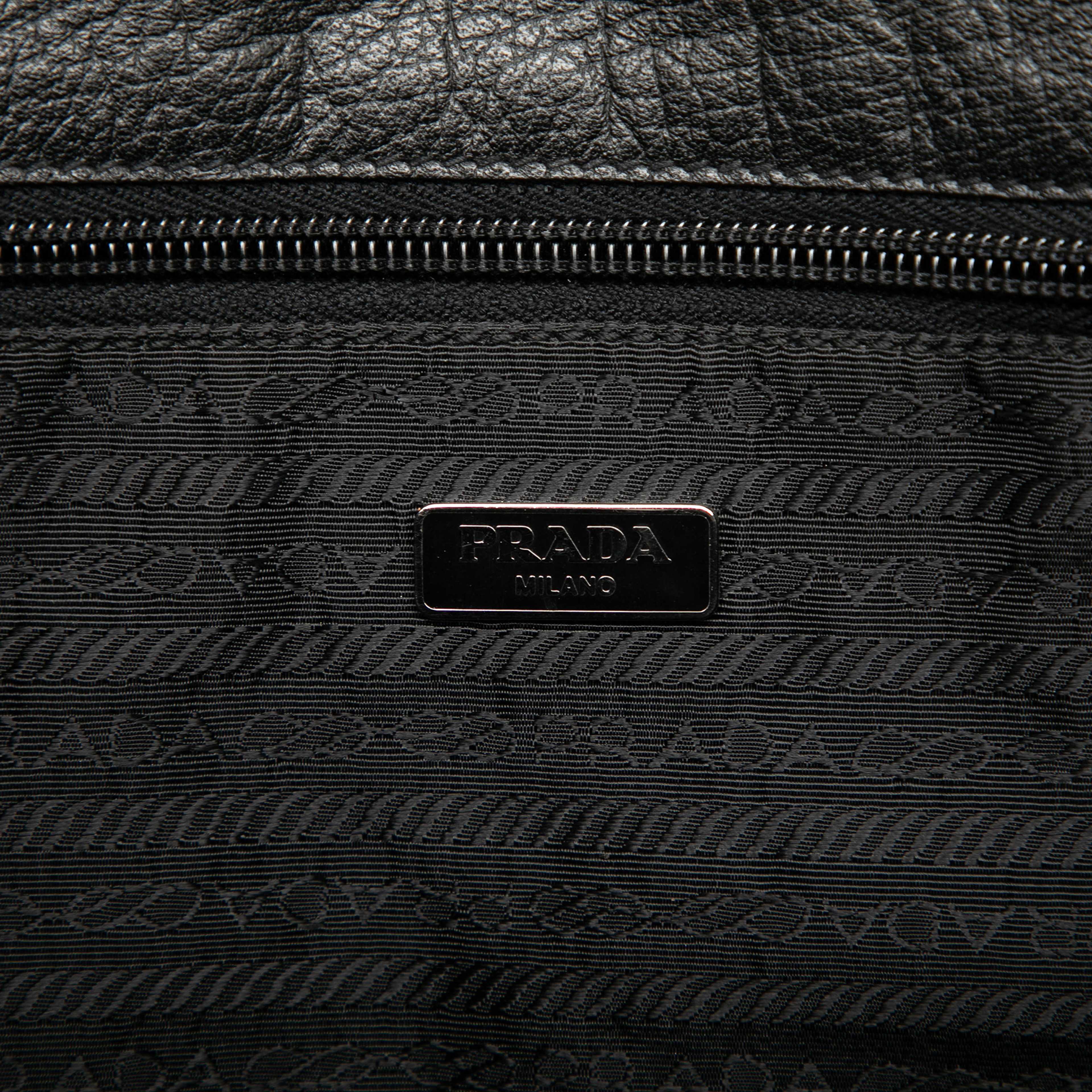 Prada Leather Trimmed Tessuto Tote, från Luxclusif, i färgen black. Klicka för att öppna bilden i stort format