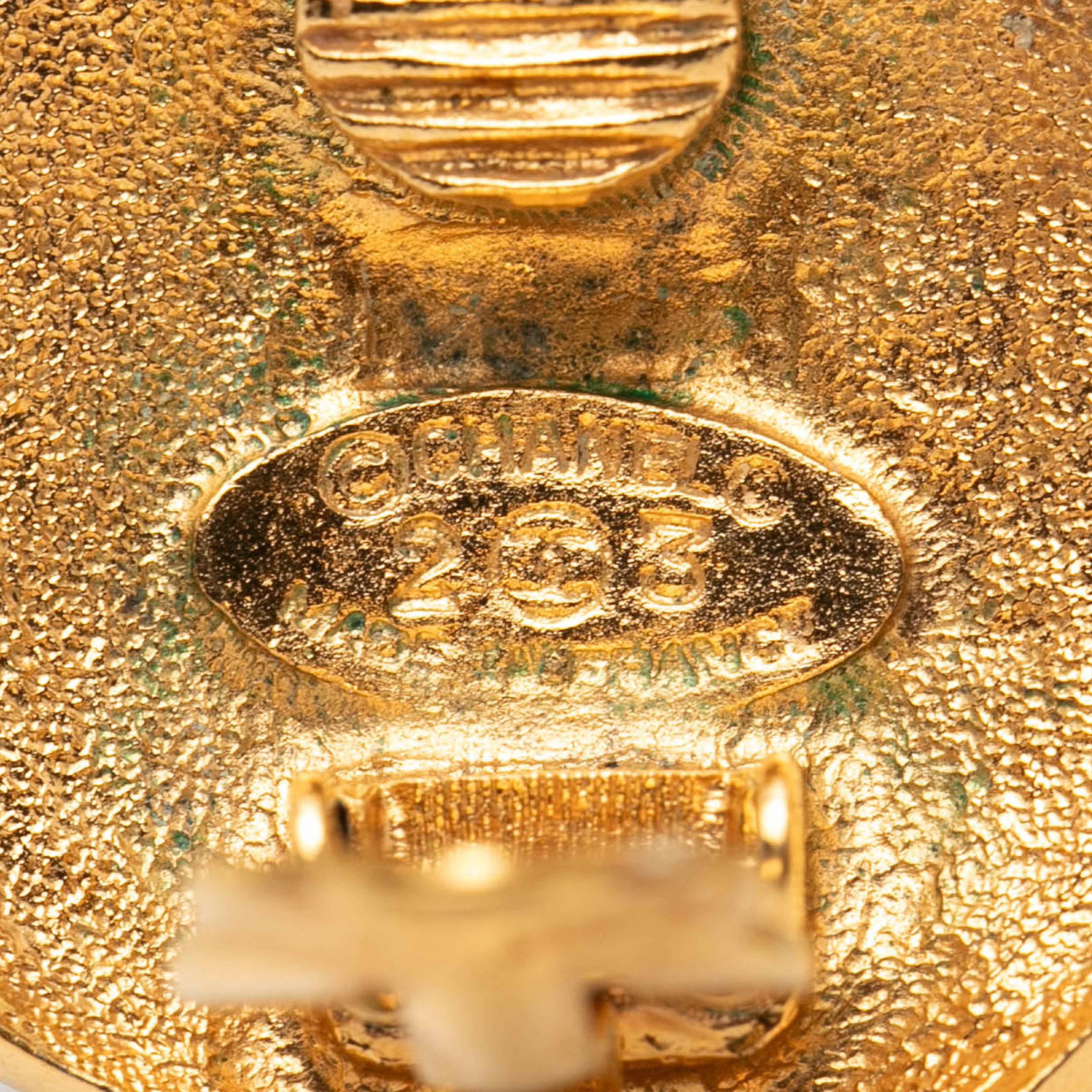 Chanel Gold Plated Logo And Lion Clip On Earrings, från Luxclusif, i färgen gold. Klicka för att öppna bilden i stort format