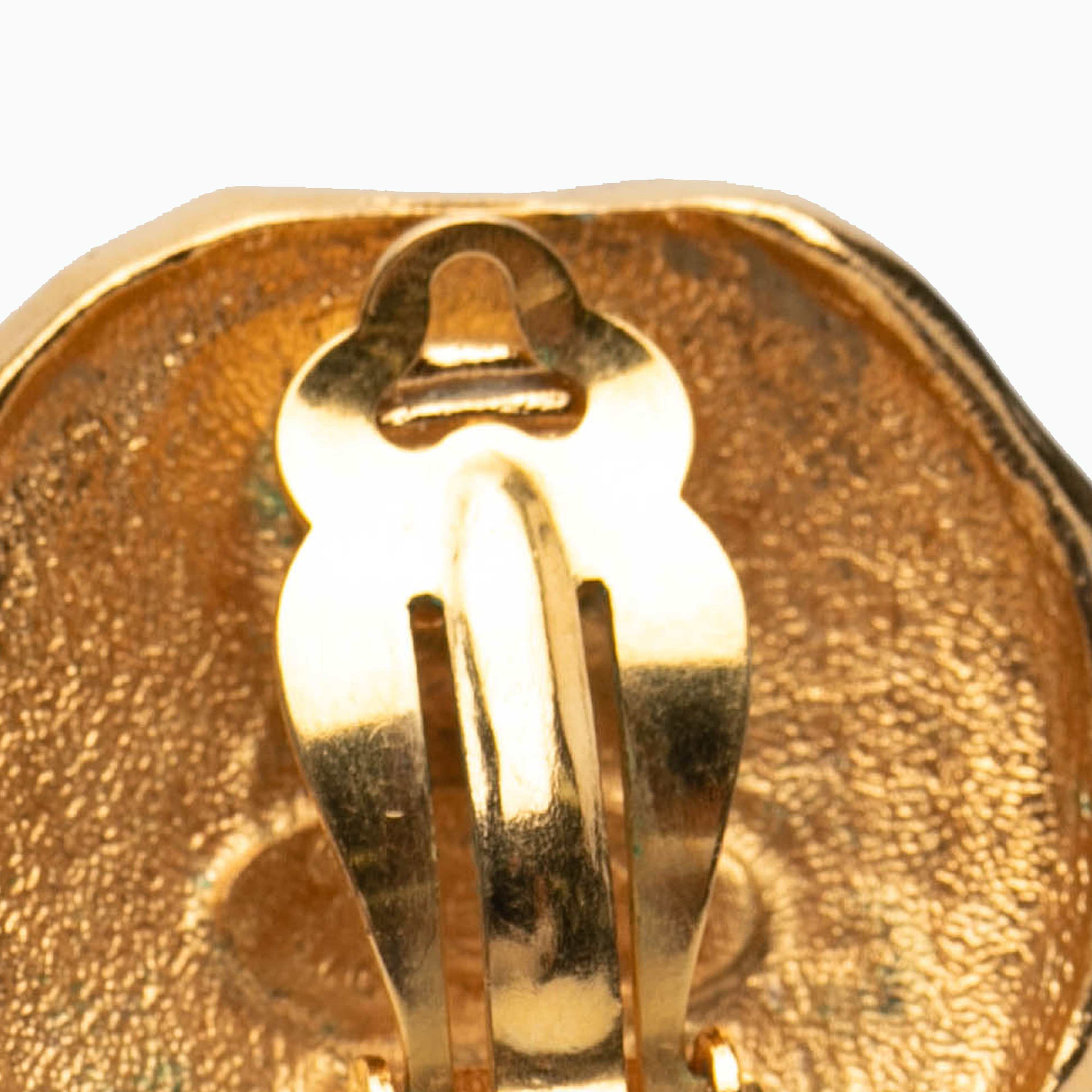 Chanel Gold Plated Logo And Lion Clip On Earrings, från Luxclusif, i färgen gold. Klicka för att öppna bilden i stort format