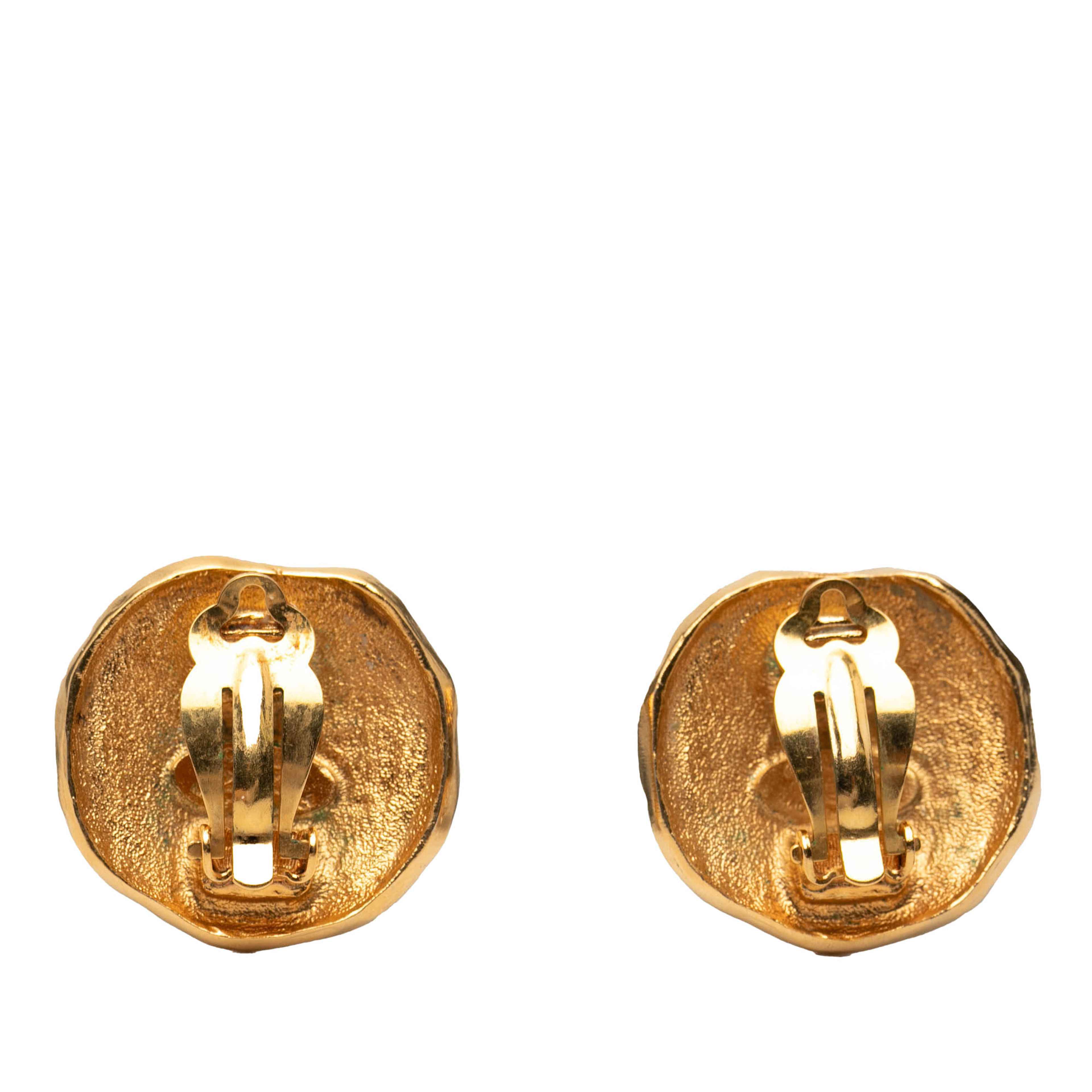 Chanel Gold Plated Logo And Lion Clip On Earrings, från Luxclusif, i färgen gold. Klicka för att öppna bilden i stort format