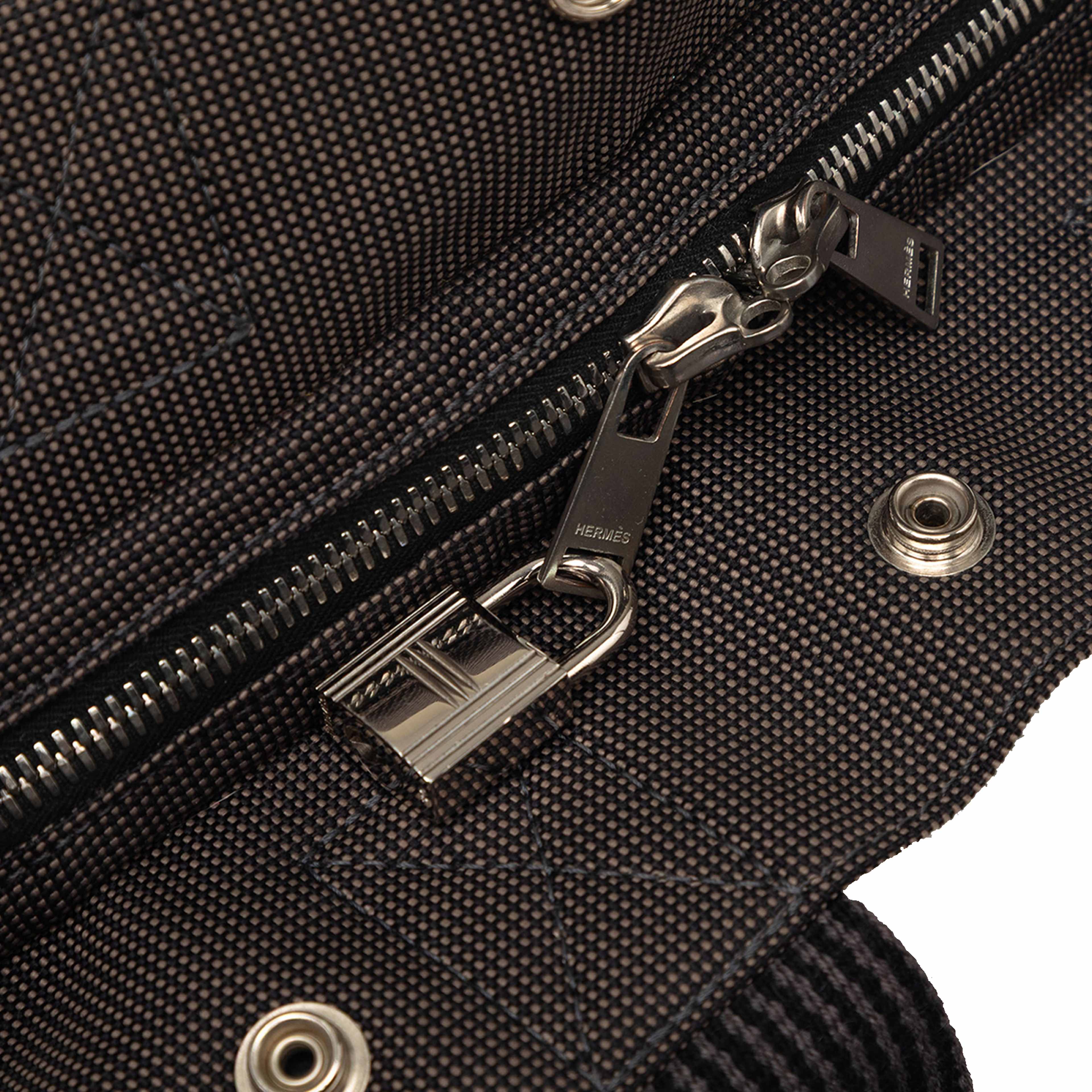 Hermès Canvas Herline Backpack Pm, från Luxclusif, i färgen gray. Klicka för att öppna bilden i stort format