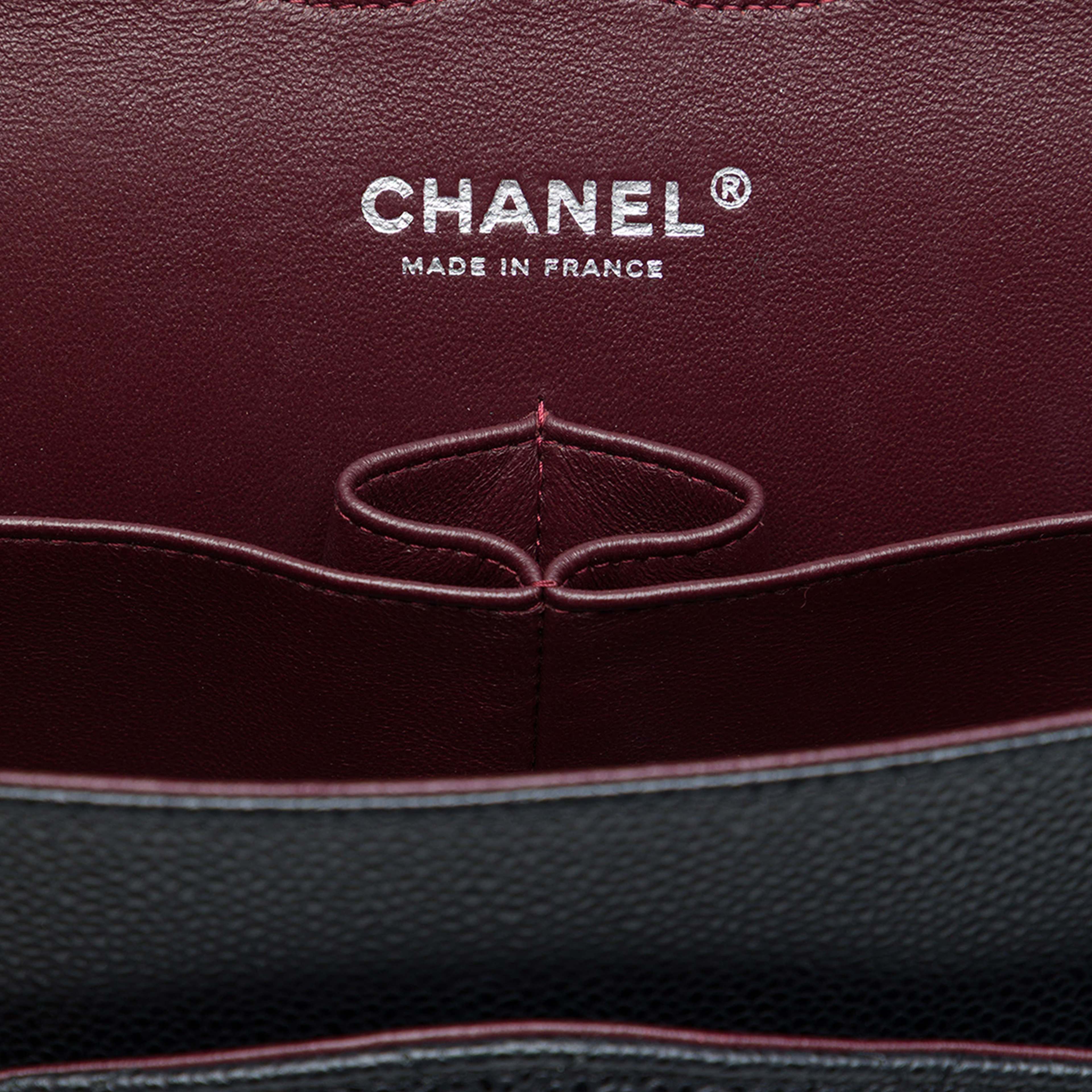 Chanel Jumbo Classic Caviar Double Flap, från Luxclusif, i färgen svart. Klicka för att öppna bilden i stort format