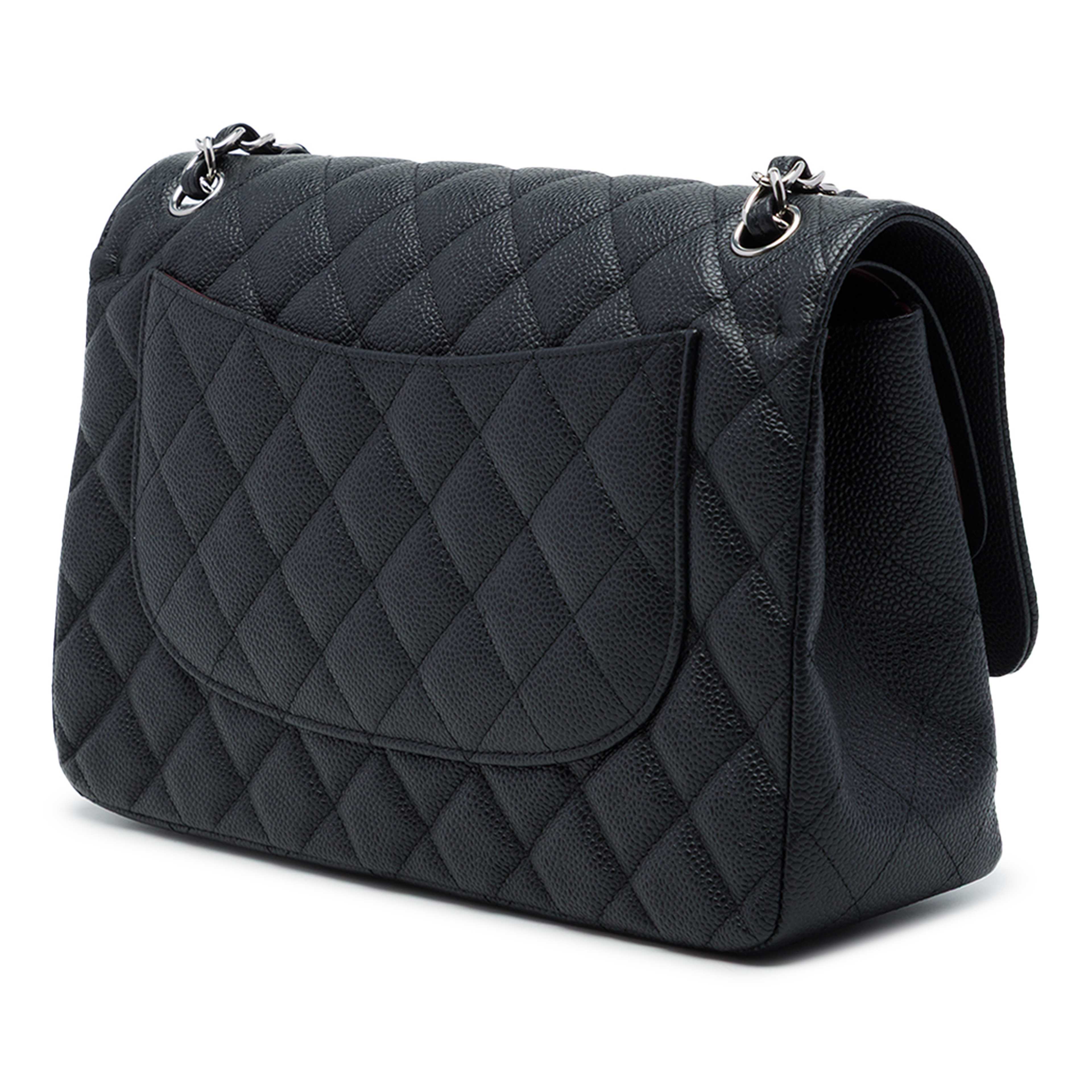 Chanel Jumbo Classic Caviar Double Flap, från Luxclusif, i färgen svart. Klicka för att öppna bilden i stort format