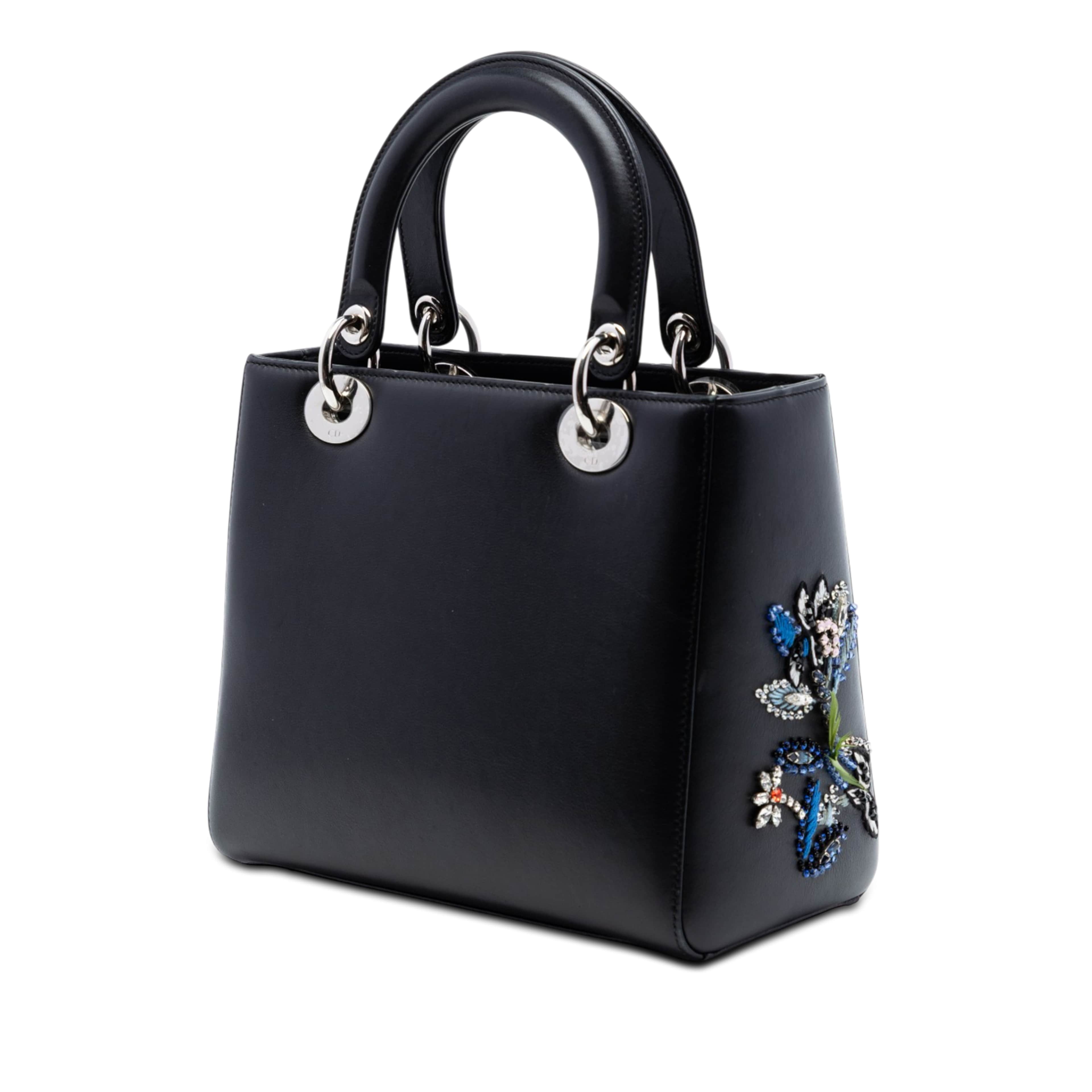 Dior Limited Edition Medium Smooth Calfskin Embroidered Beaded Floral Lady Dior, från Luxclusif, i färgen black. Klicka för att öppna bilden i stort format