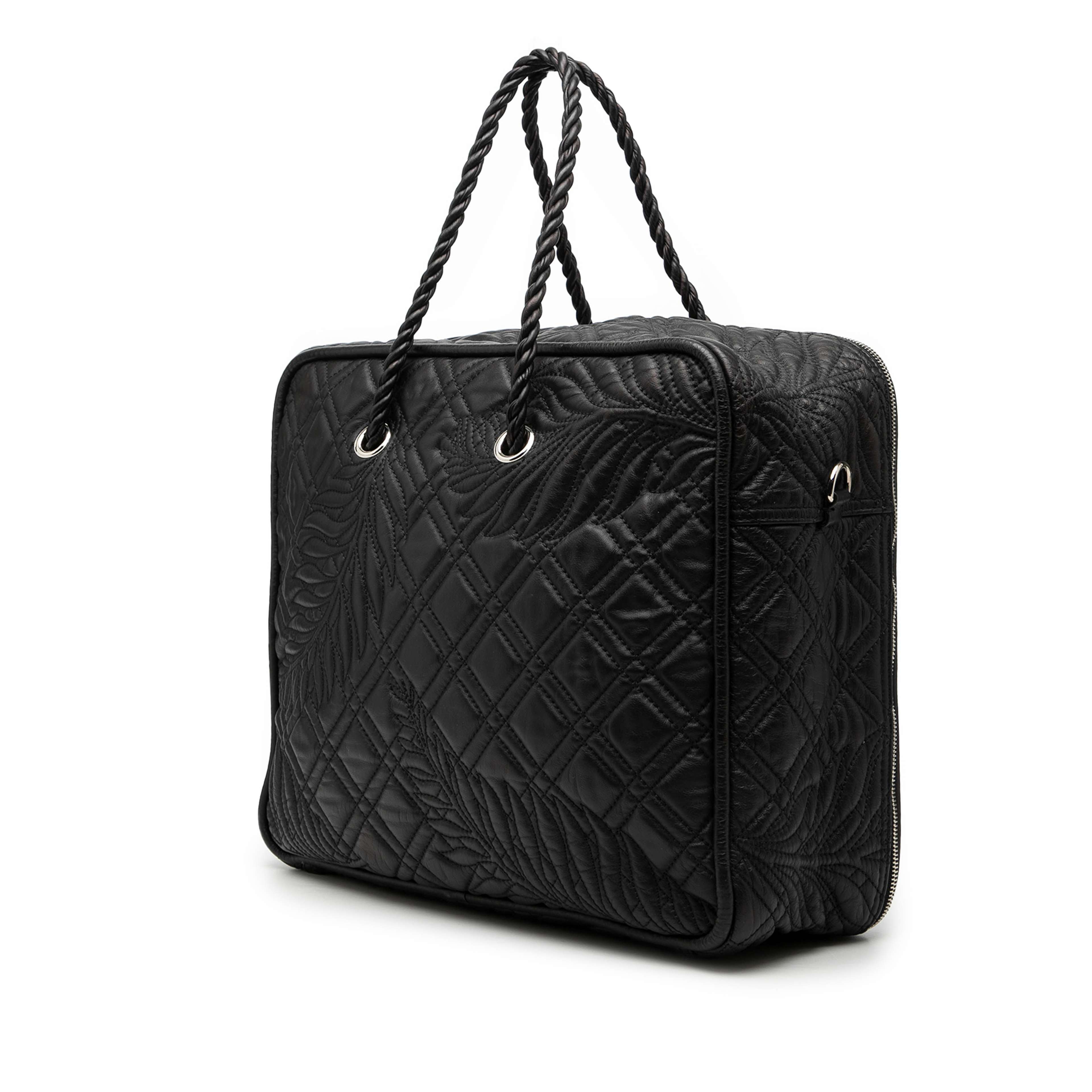 Balenciaga Medium Quilted Lambskin Blanket Square Satchel, från Luxclusif, i färgen black. Klicka för att öppna bilden i stort format