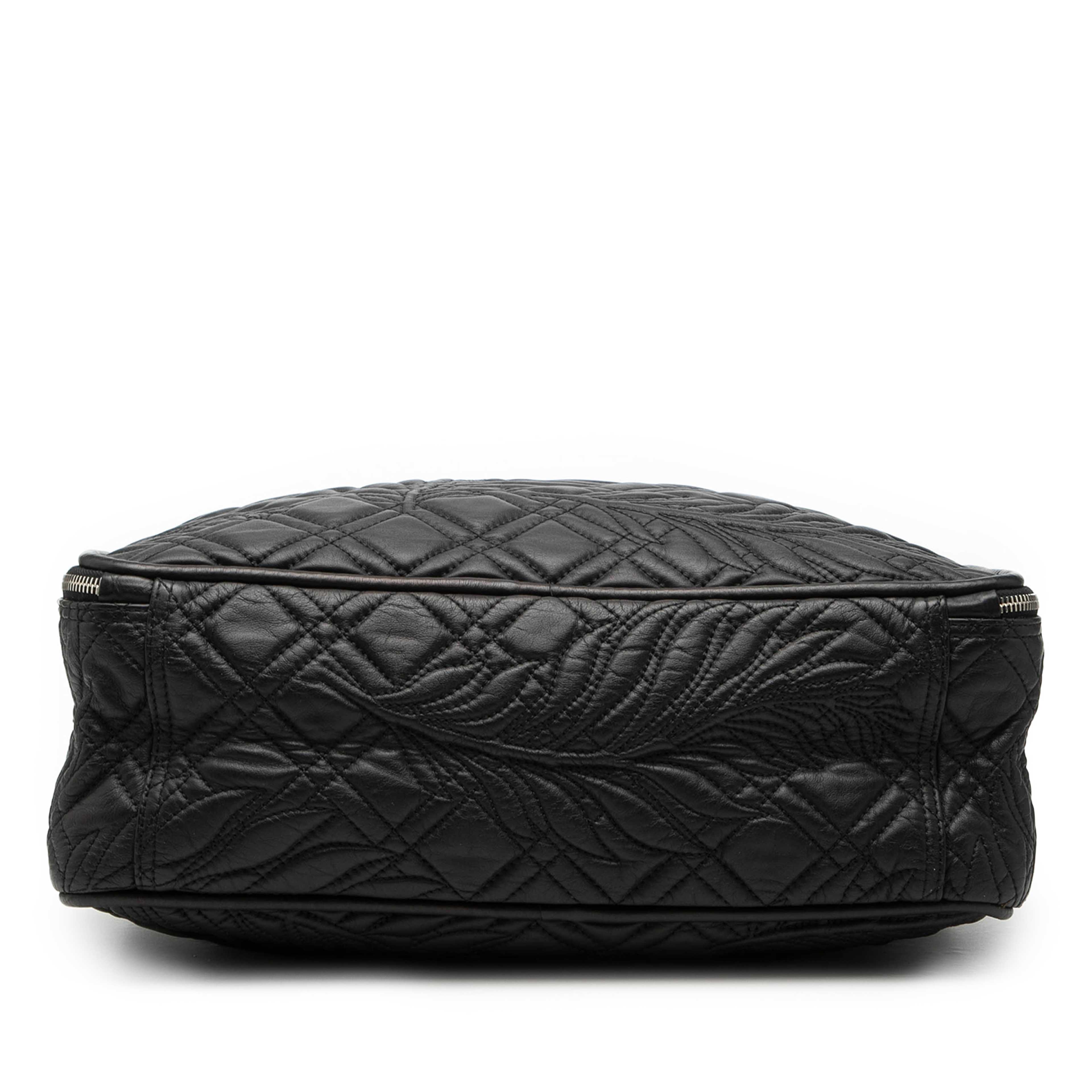 Balenciaga Medium Quilted Lambskin Blanket Square Satchel, från Luxclusif, i färgen black. Klicka för att öppna bilden i stort format