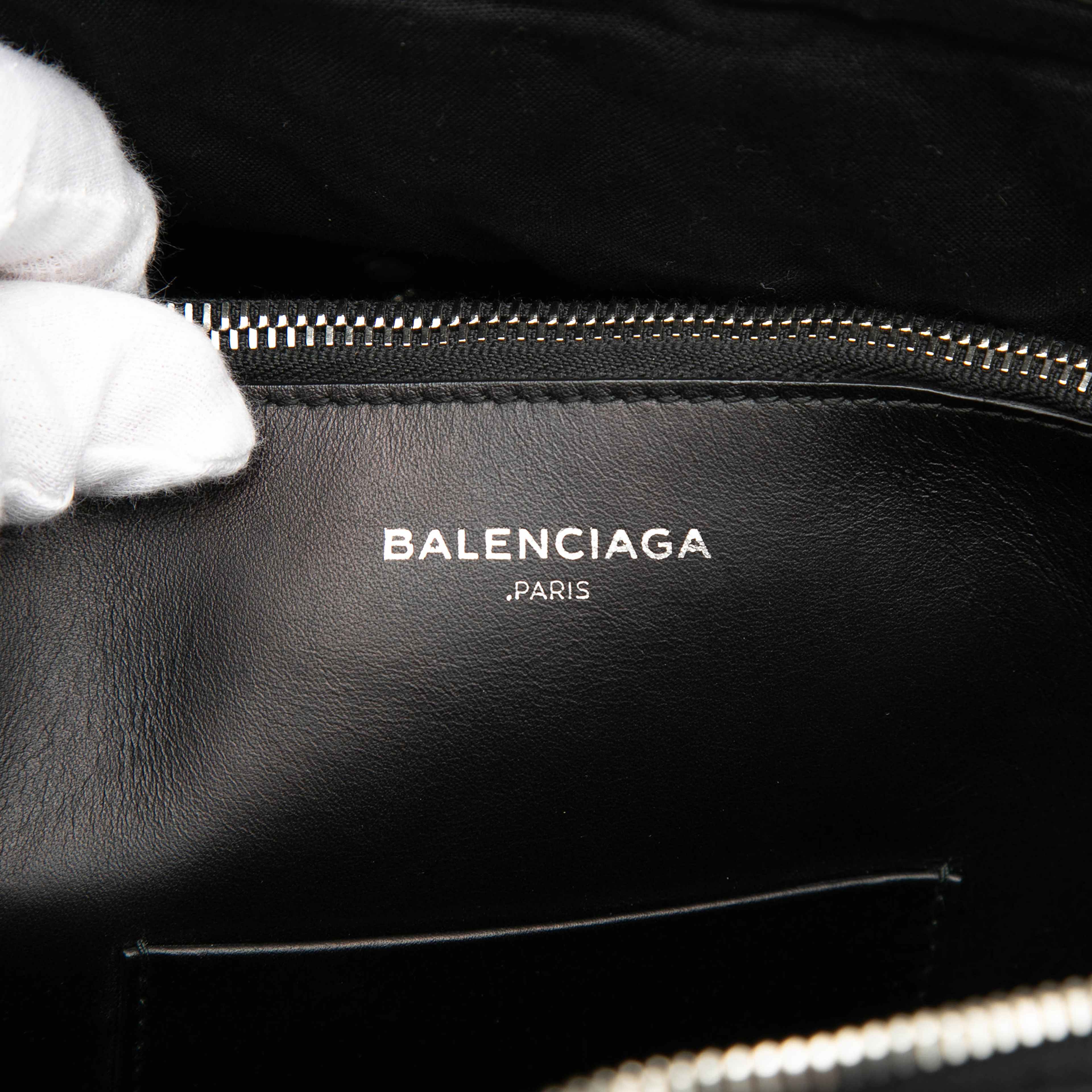 Balenciaga Medium Quilted Lambskin Blanket Square Satchel, från Luxclusif, i färgen black. Klicka för att öppna bilden i stort format