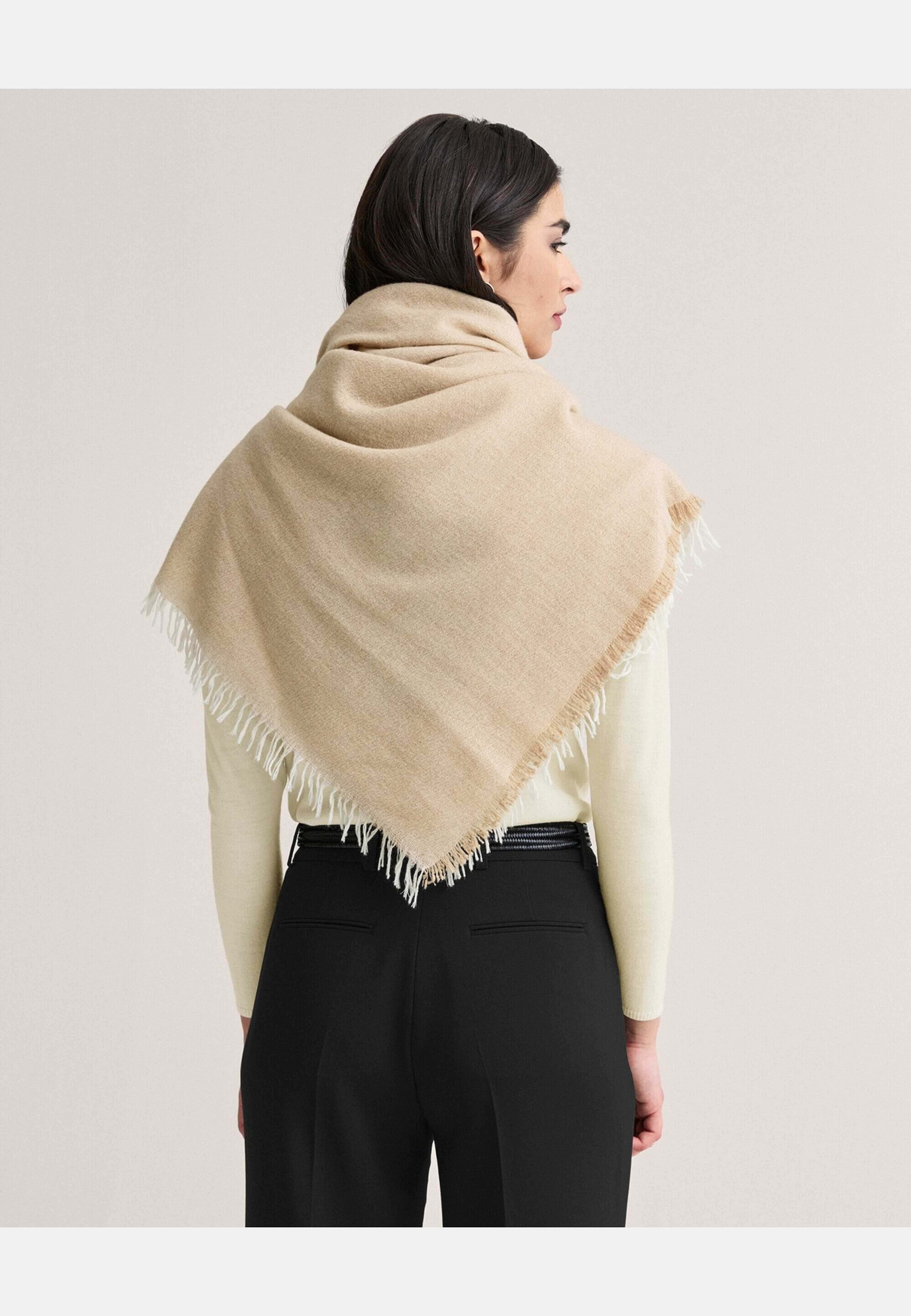 Ullscarf Ebba, från Newhouse, i färgen sand. Klicka för att öppna bilden i stort format