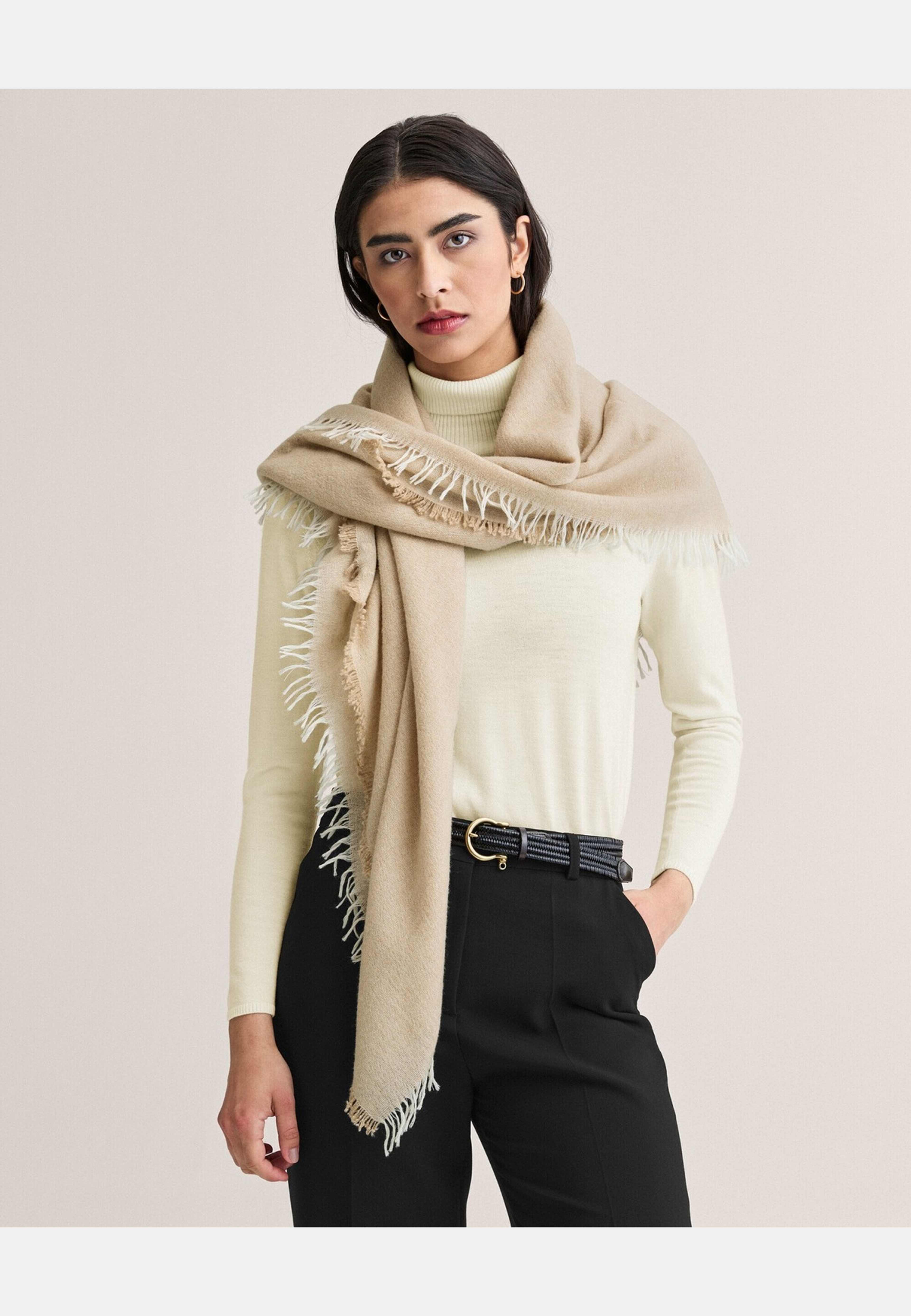 Ullscarf Ebba, från Newhouse, i färgen sand. Klicka för att öppna bilden i stort format