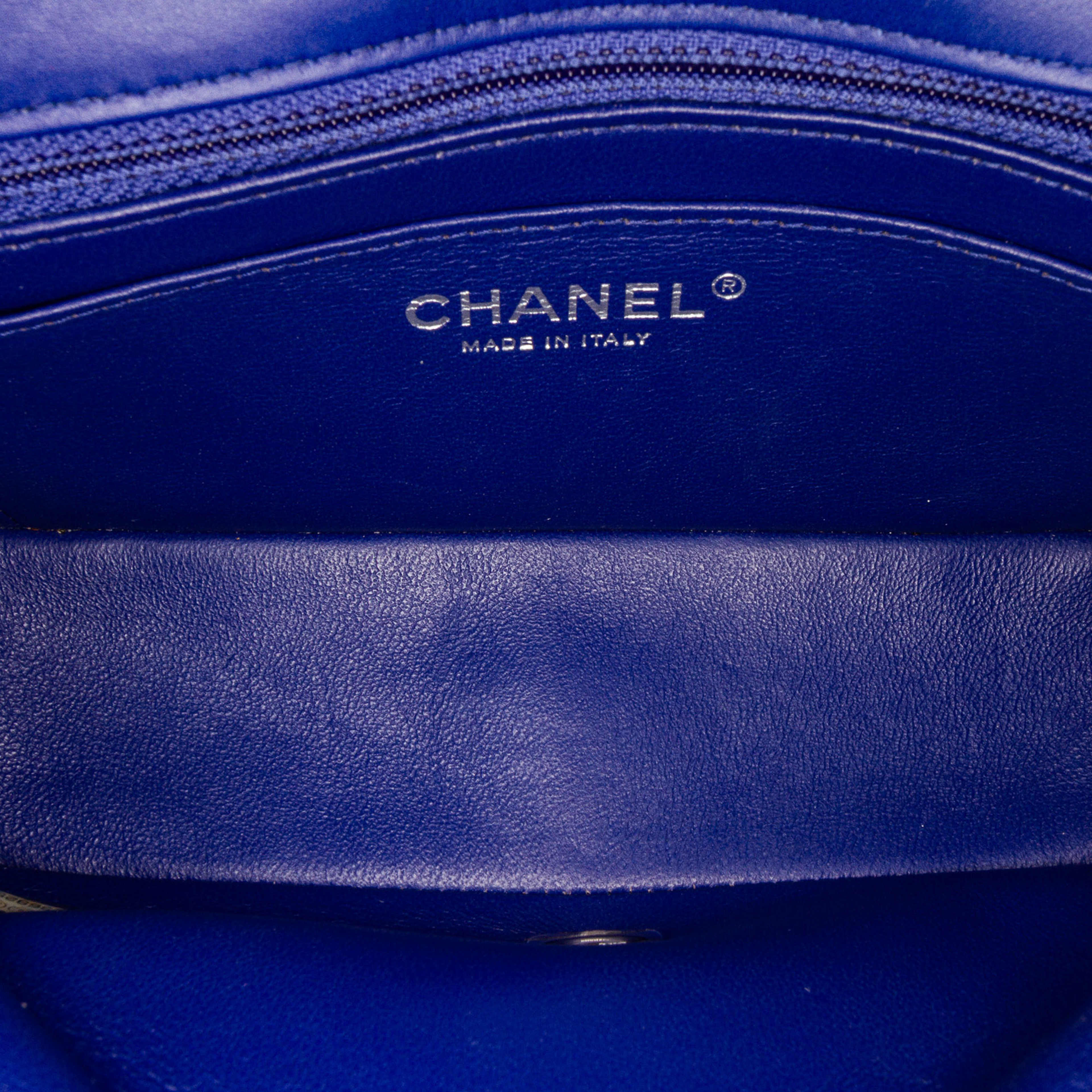 Chanel Mini Rectangular Classic Chevron Patent Single Flap, från Luxclusif, i färgen blue. Klicka för att öppna bilden i stort format