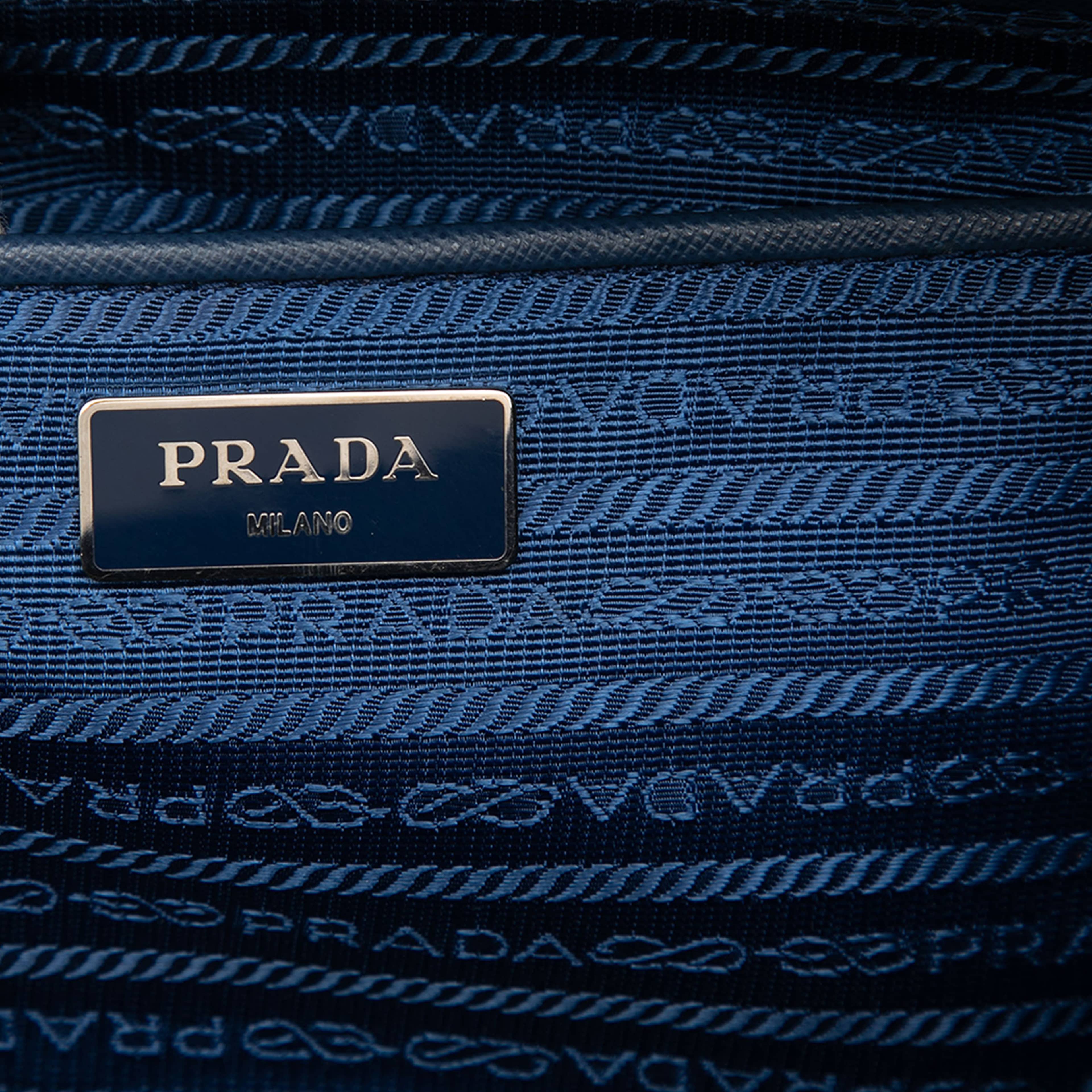 Prada Impuntu Tessuto Chain Shoulder Bag, från Luxclusif, i färgen blå. Klicka för att öppna bilden i stort format