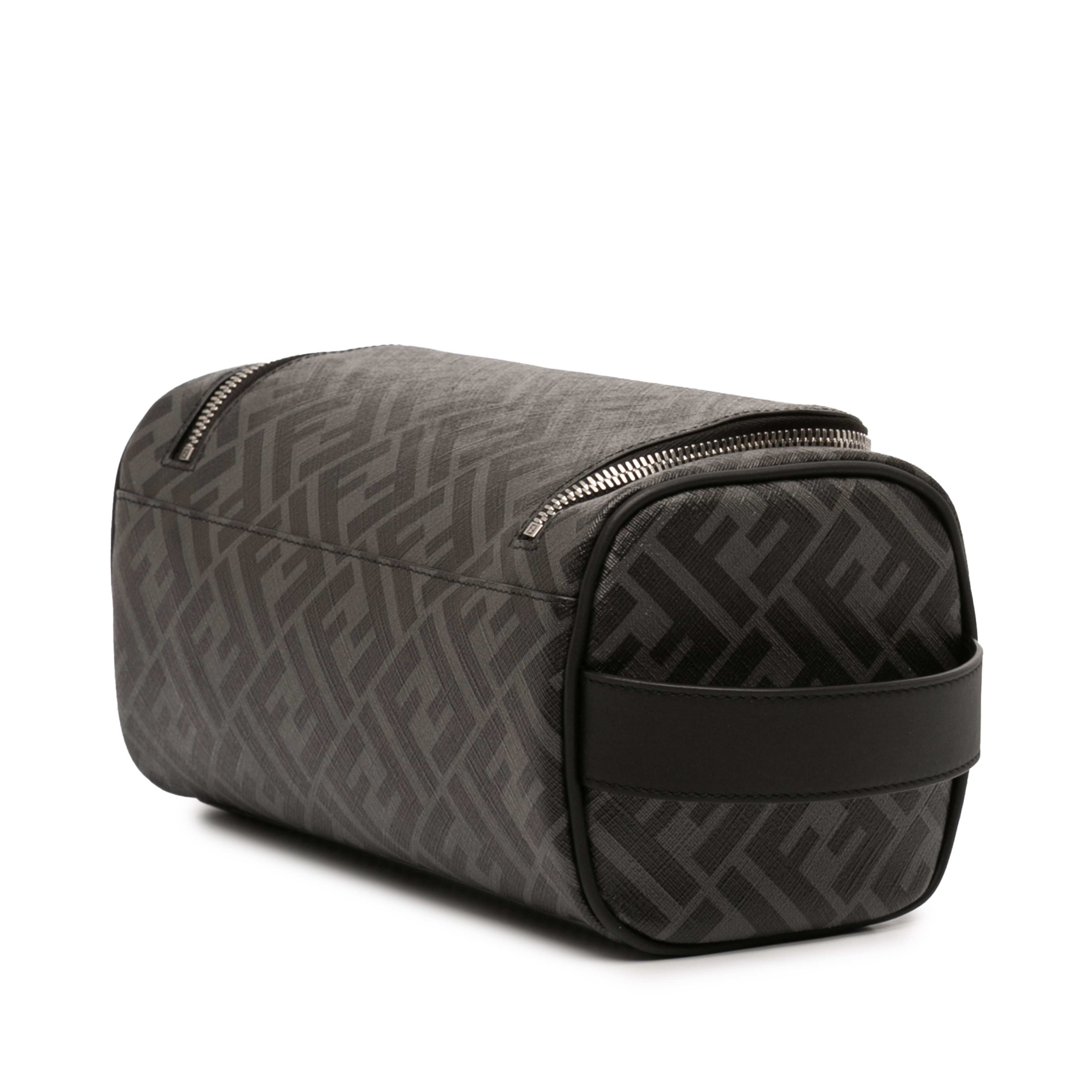 Fendi Zucca Coated Canvas Ff Travel Essential Case, från Luxclusif, i färgen gray. Klicka för att öppna bilden i stort format