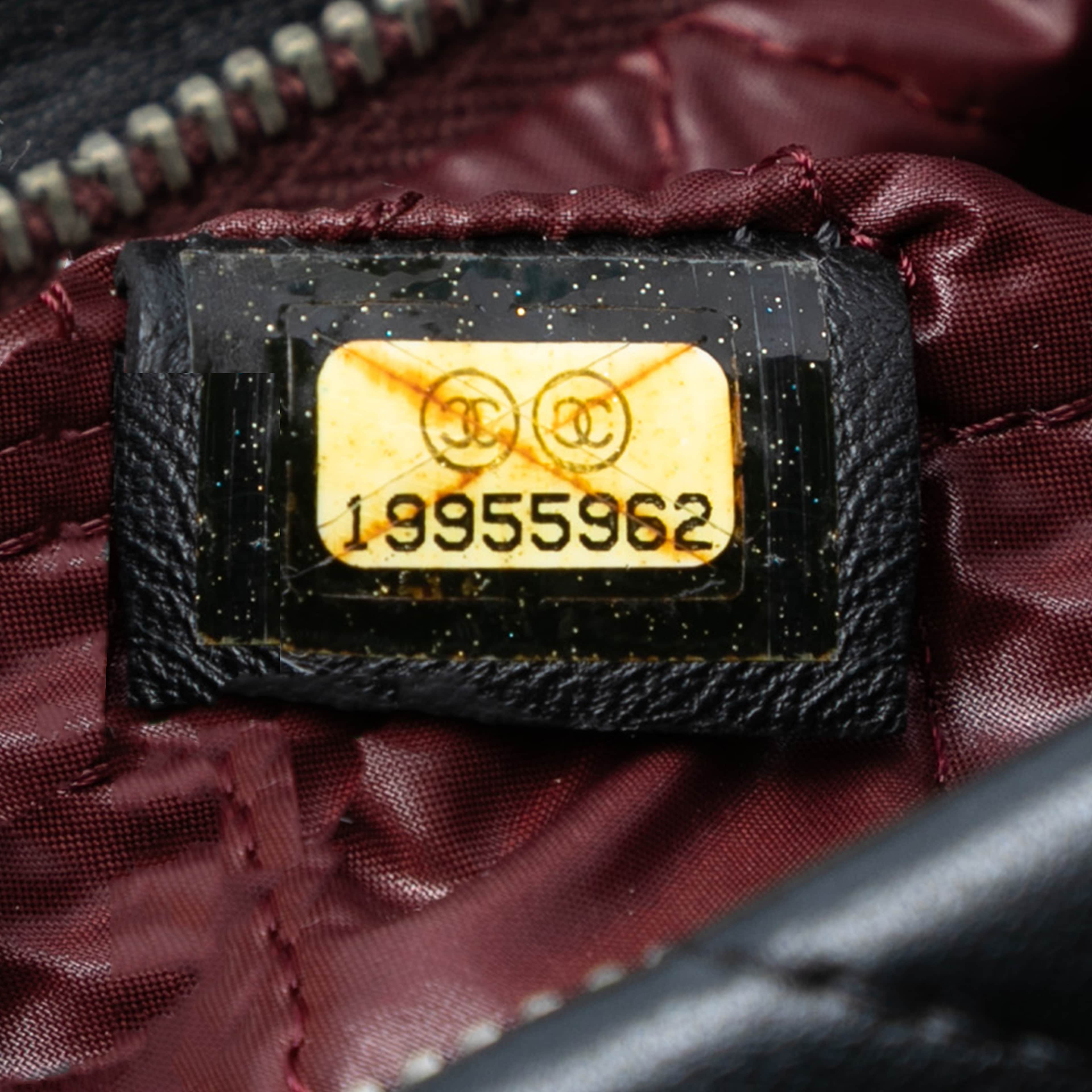 Chanel Quilted Lambskin Cc Beauty Foldover Clutch, från Luxclusif, i färgen black. Klicka för att öppna bilden i stort format