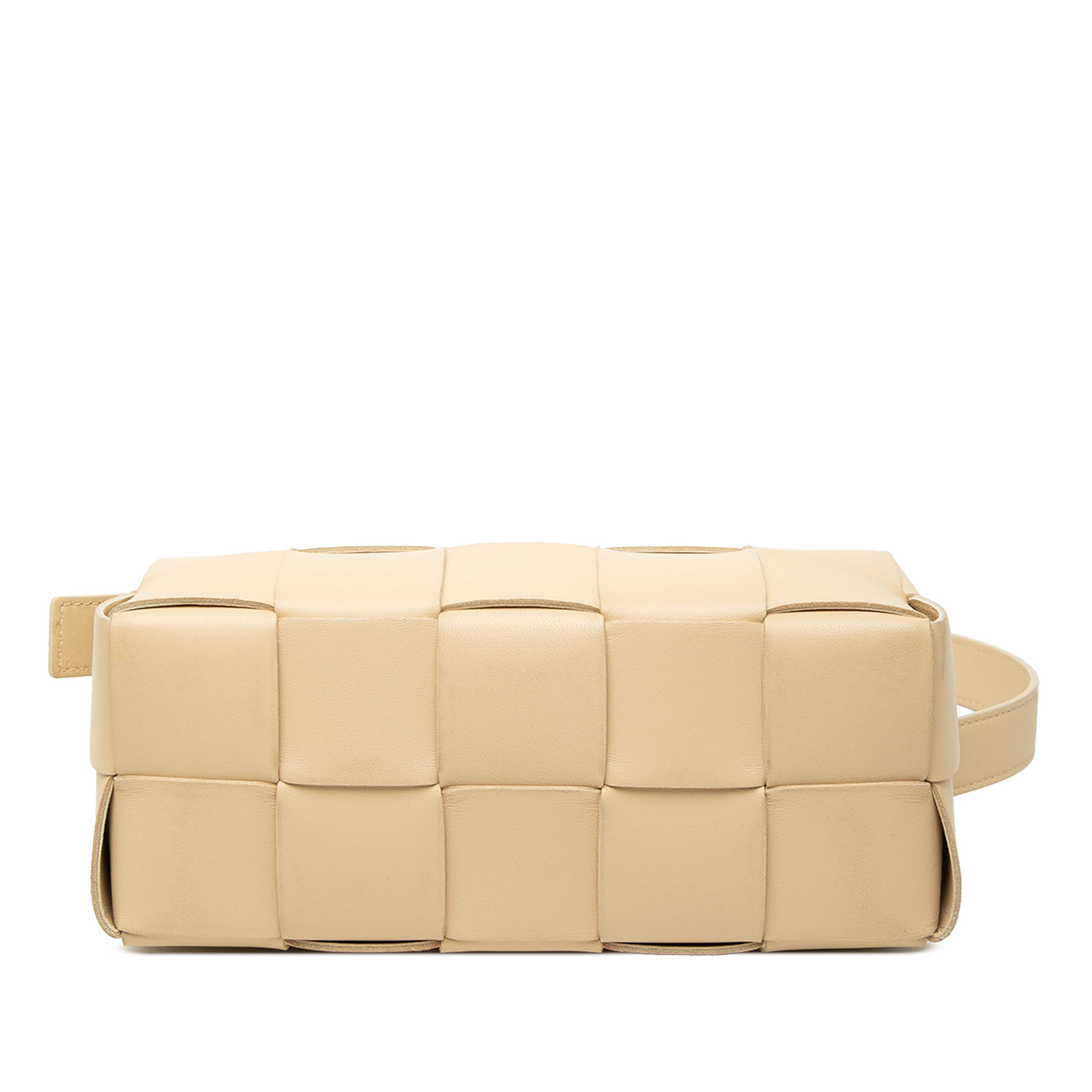 Bottega Veneta Small Nappa Intrecciato Brick Cassette, från Luxclusif, i färgen light beige. Klicka för att öppna bilden i stort format