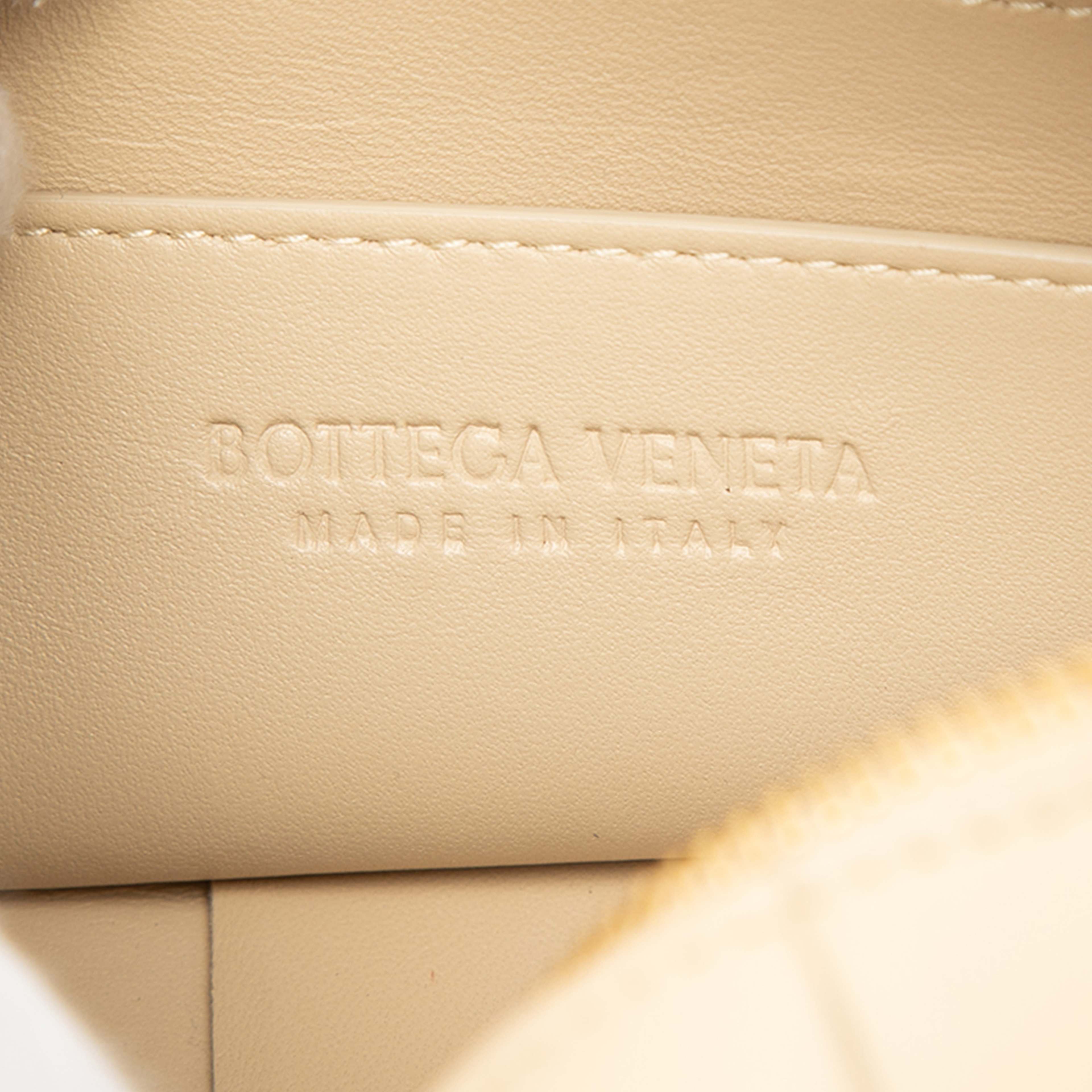 Bottega Veneta Small Nappa Intrecciato Brick Cassette, från Luxclusif, i färgen light beige. Klicka för att öppna bilden i stort format
