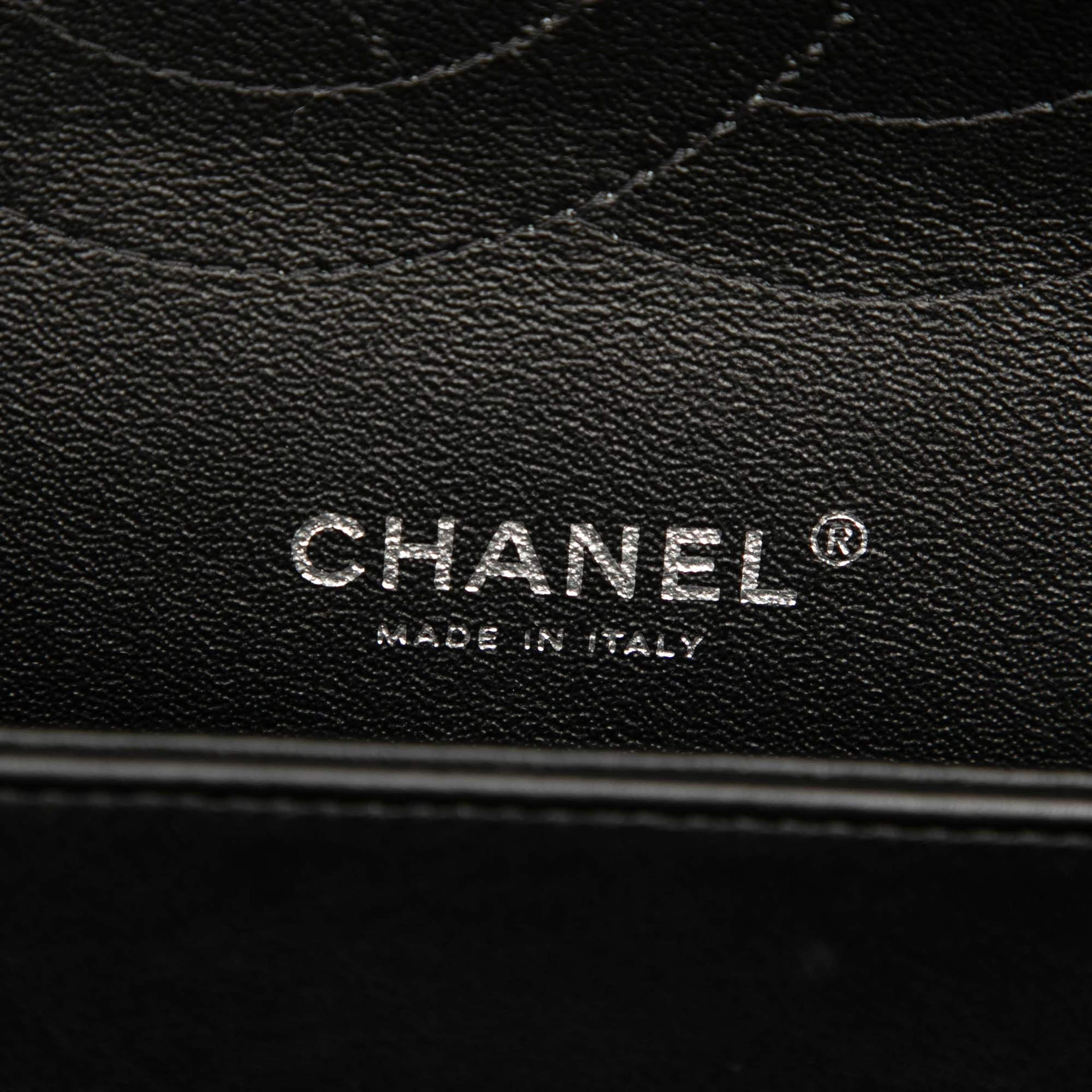 Chanel Jumbo Classic Chevron Patent Double Flap, från Luxclusif, i färgen black. Klicka för att öppna bilden i stort format