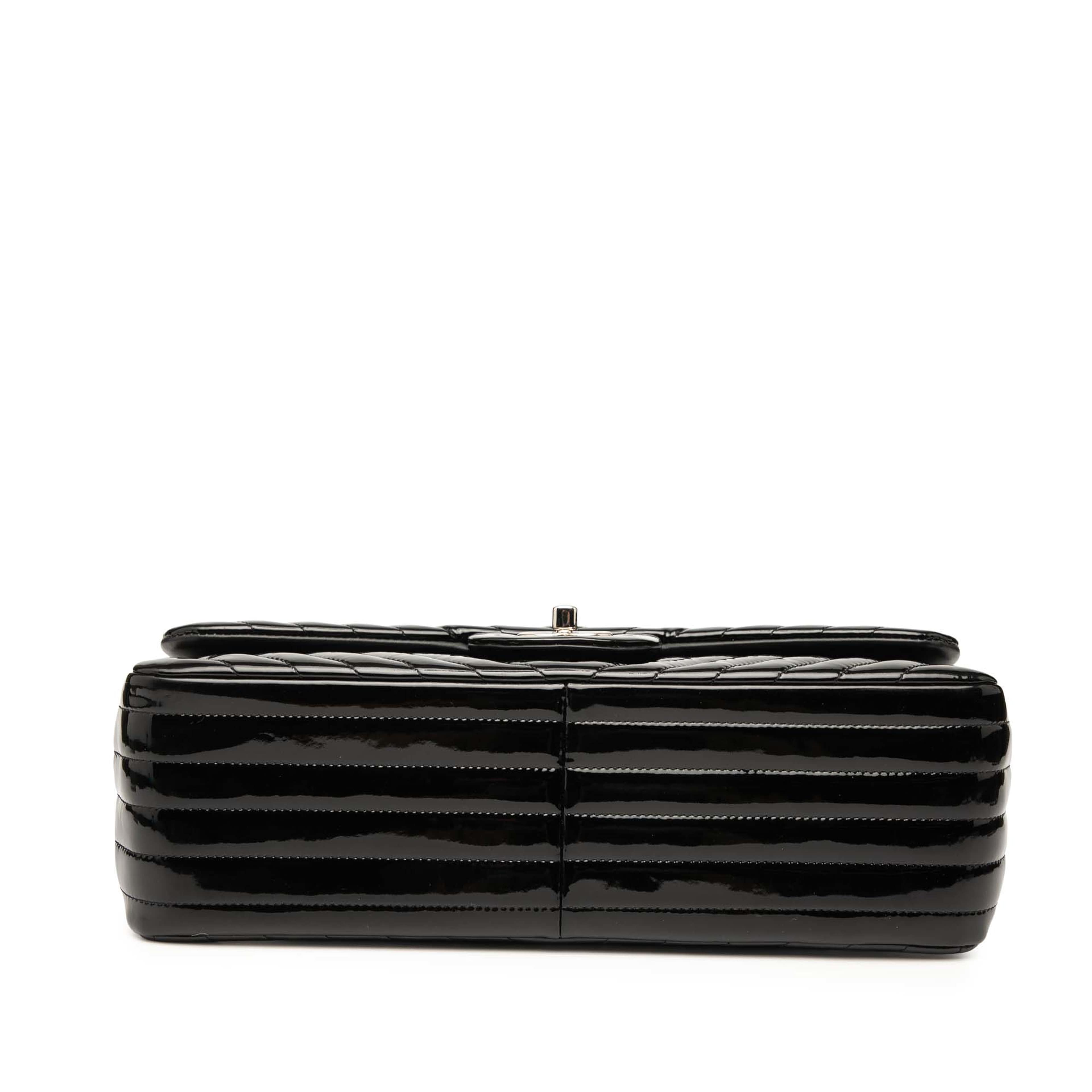 Chanel Jumbo Classic Chevron Patent Double Flap, från Luxclusif, i färgen svart. Klicka för att öppna bilden i stort format