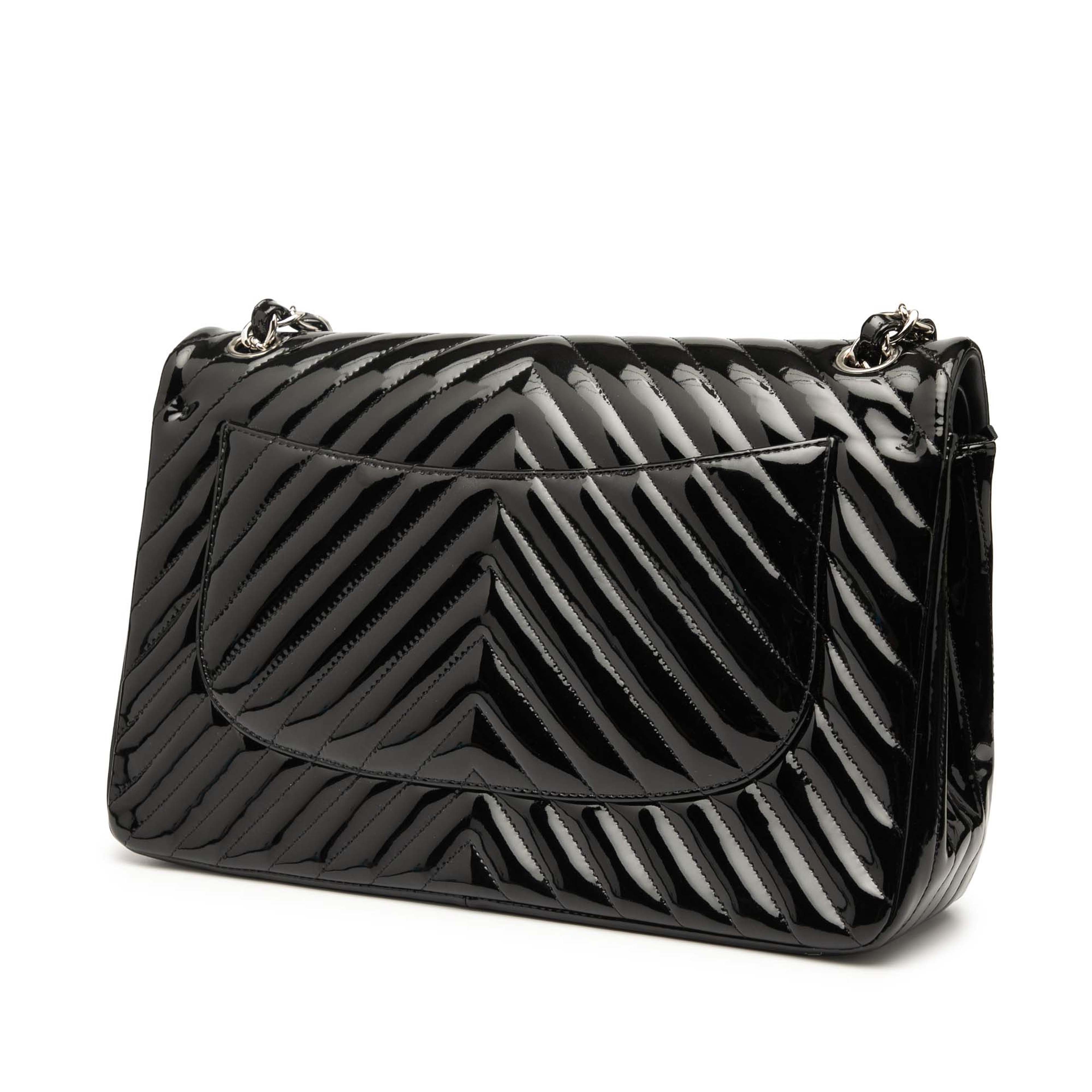 Chanel Jumbo Classic Chevron Patent Double Flap, från Luxclusif, i färgen black. Klicka för att öppna bilden i stort format