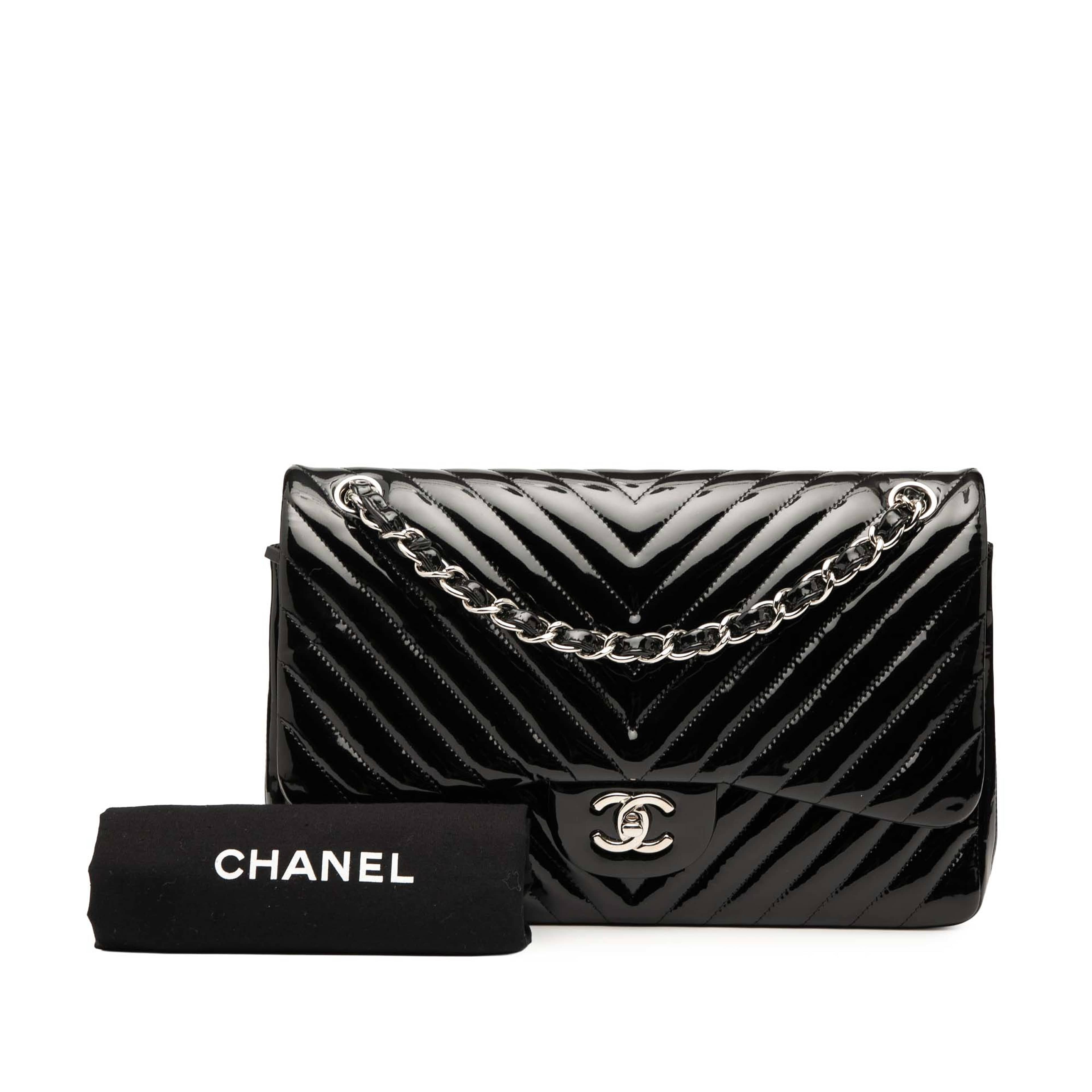 Chanel Jumbo Classic Chevron Patent Double Flap, från Luxclusif, i färgen svart. Klicka för att öppna bilden i stort format