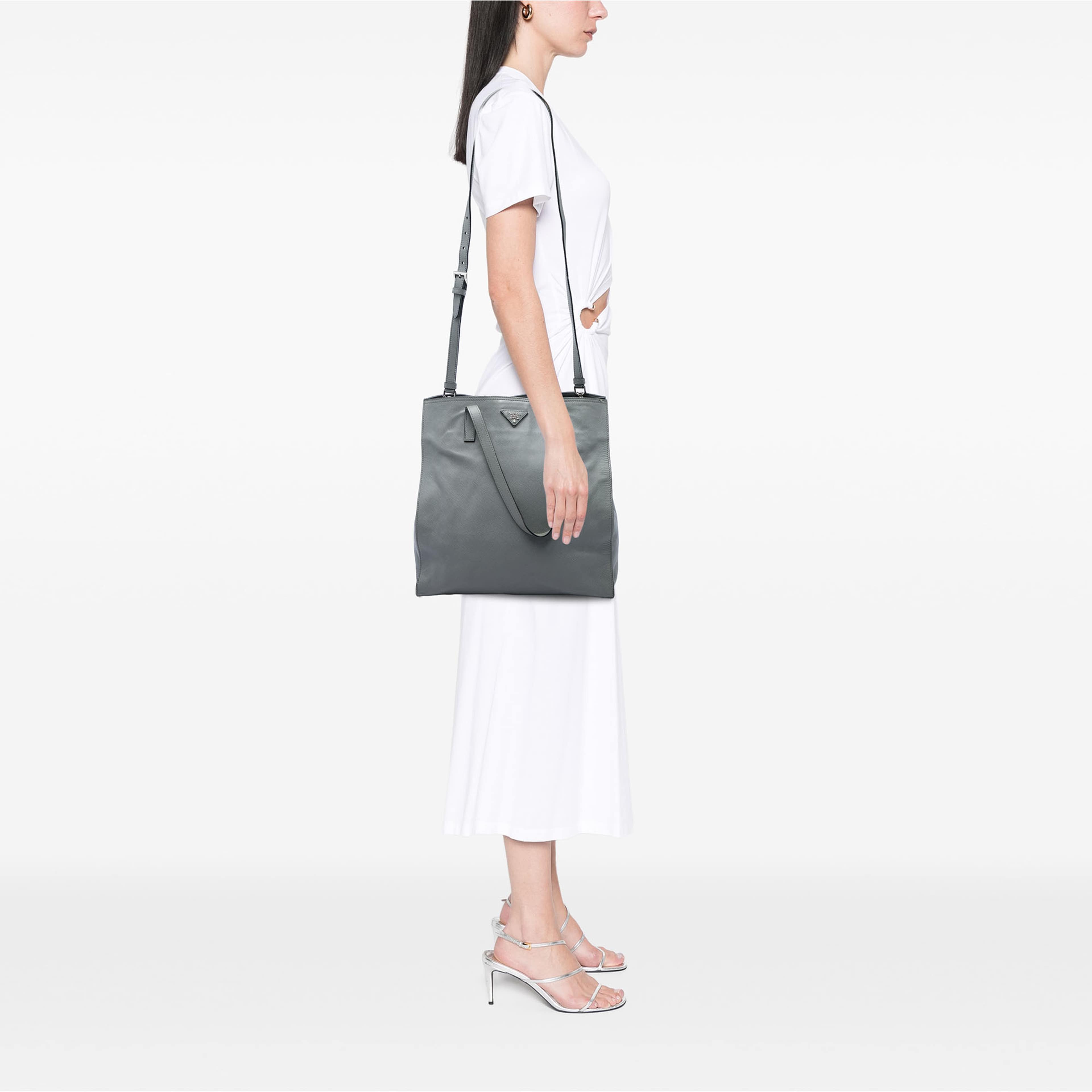 Prada Medium Saffiano Tote, från Luxclusif, i färgen grå. Klicka för att öppna bilden i stort format
