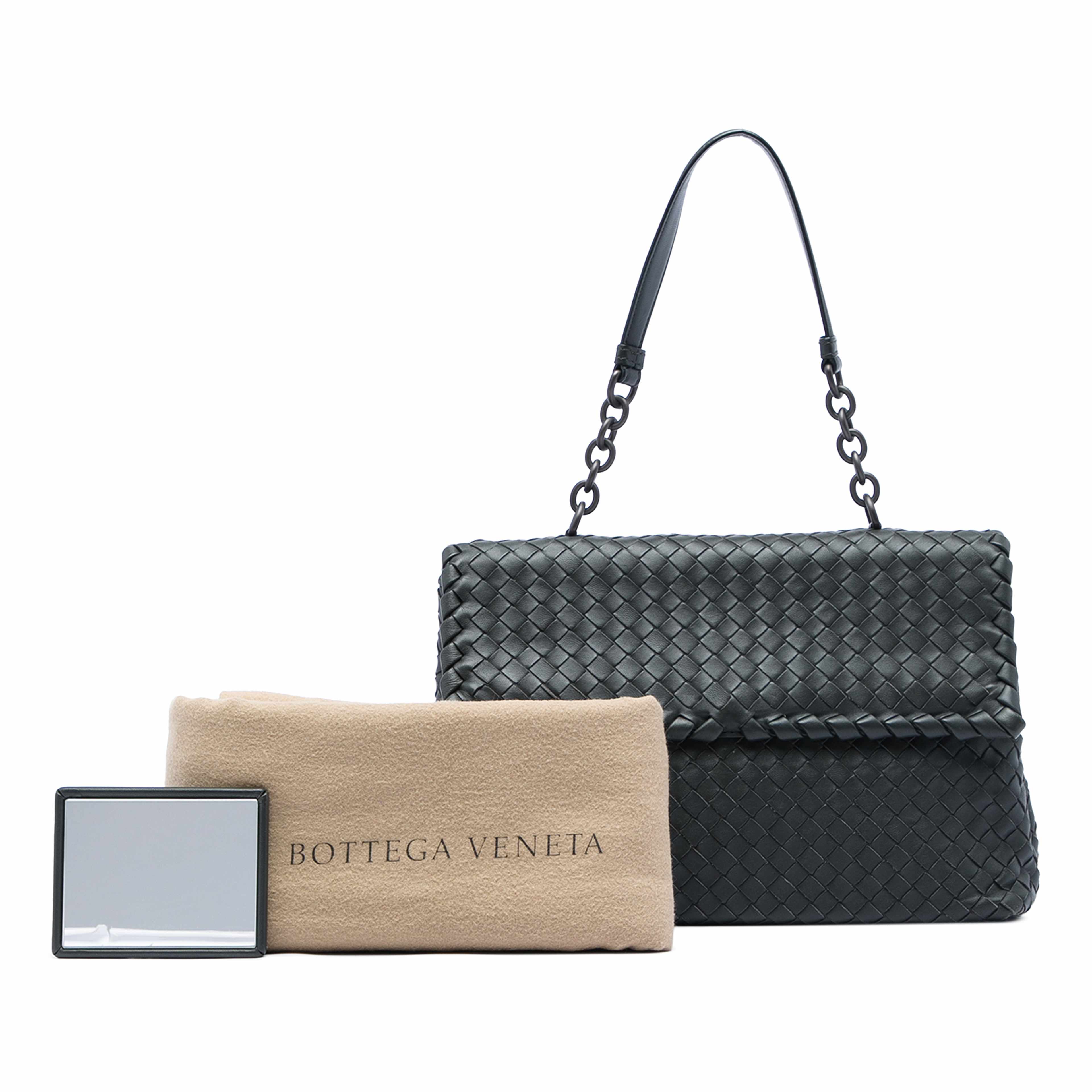 Bottega Veneta Medium Nappa Intrecciato Olimpia Shoulder Bag, från Luxclusif, i färgen svart. Klicka för att öppna bilden i stort format