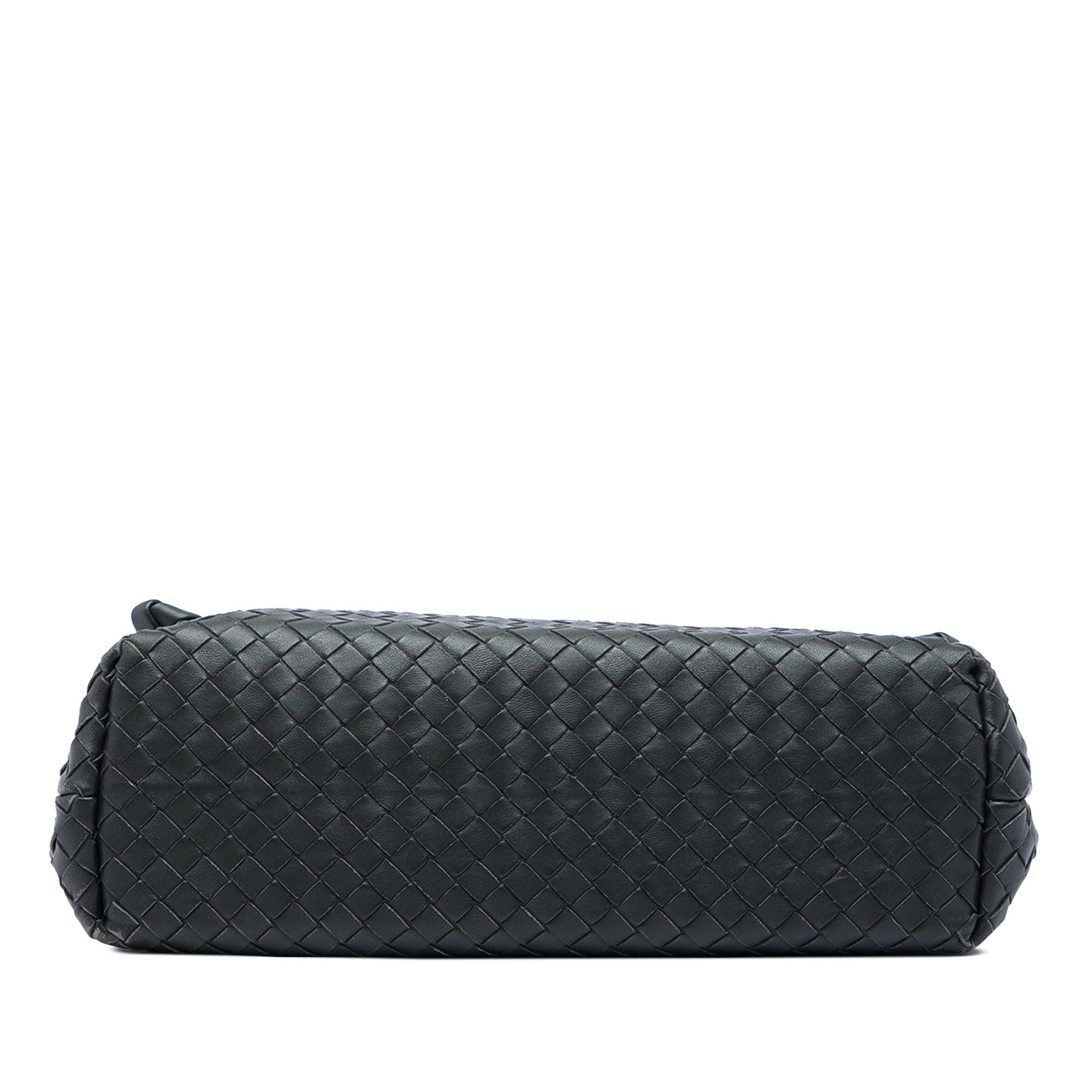 Bottega Veneta Medium Nappa Intrecciato Olimpia Shoulder Bag, från Luxclusif, i färgen svart. Klicka för att öppna bilden i stort format