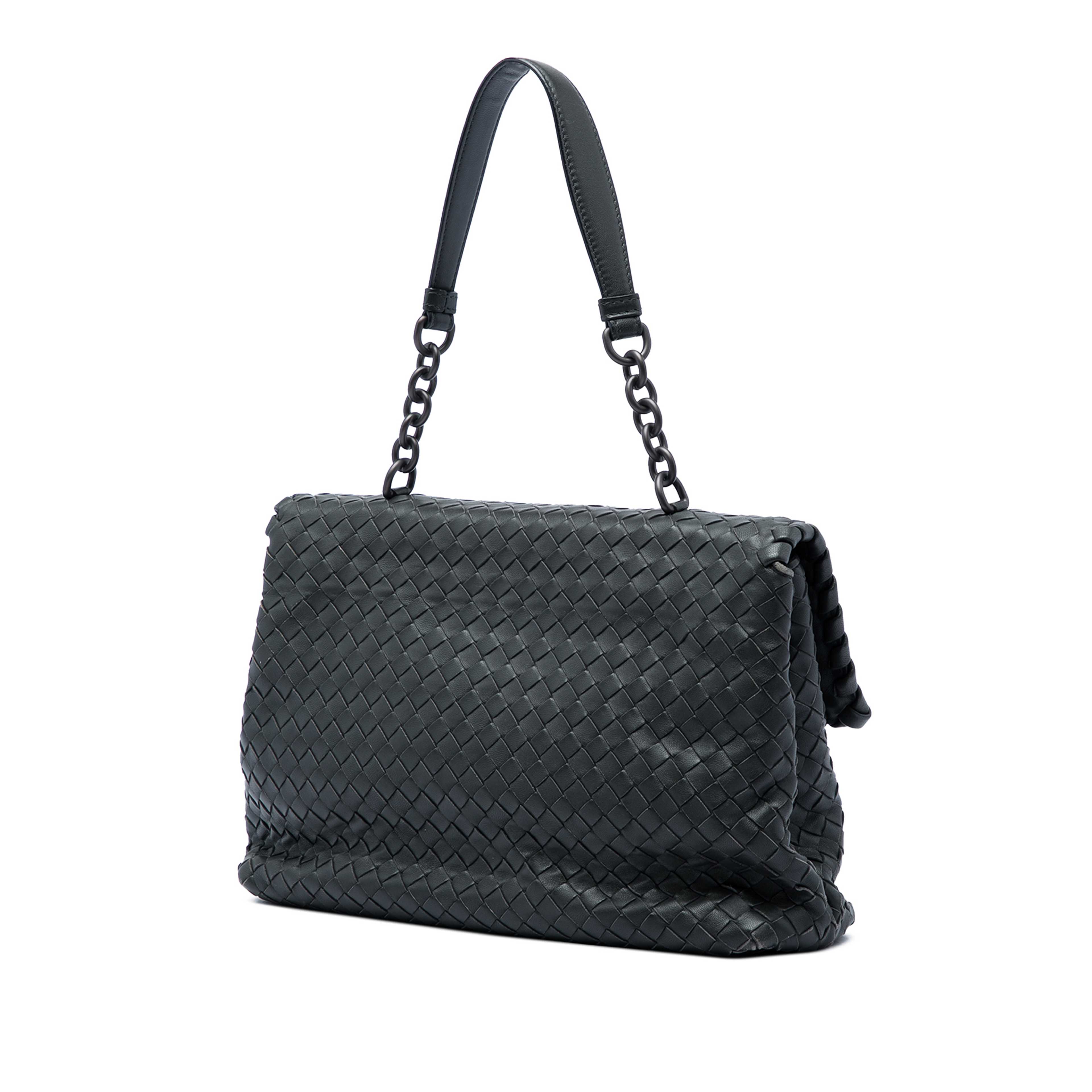 Bottega Veneta Medium Nappa Intrecciato Olimpia Shoulder Bag, från Luxclusif, i färgen svart. Klicka för att öppna bilden i stort format