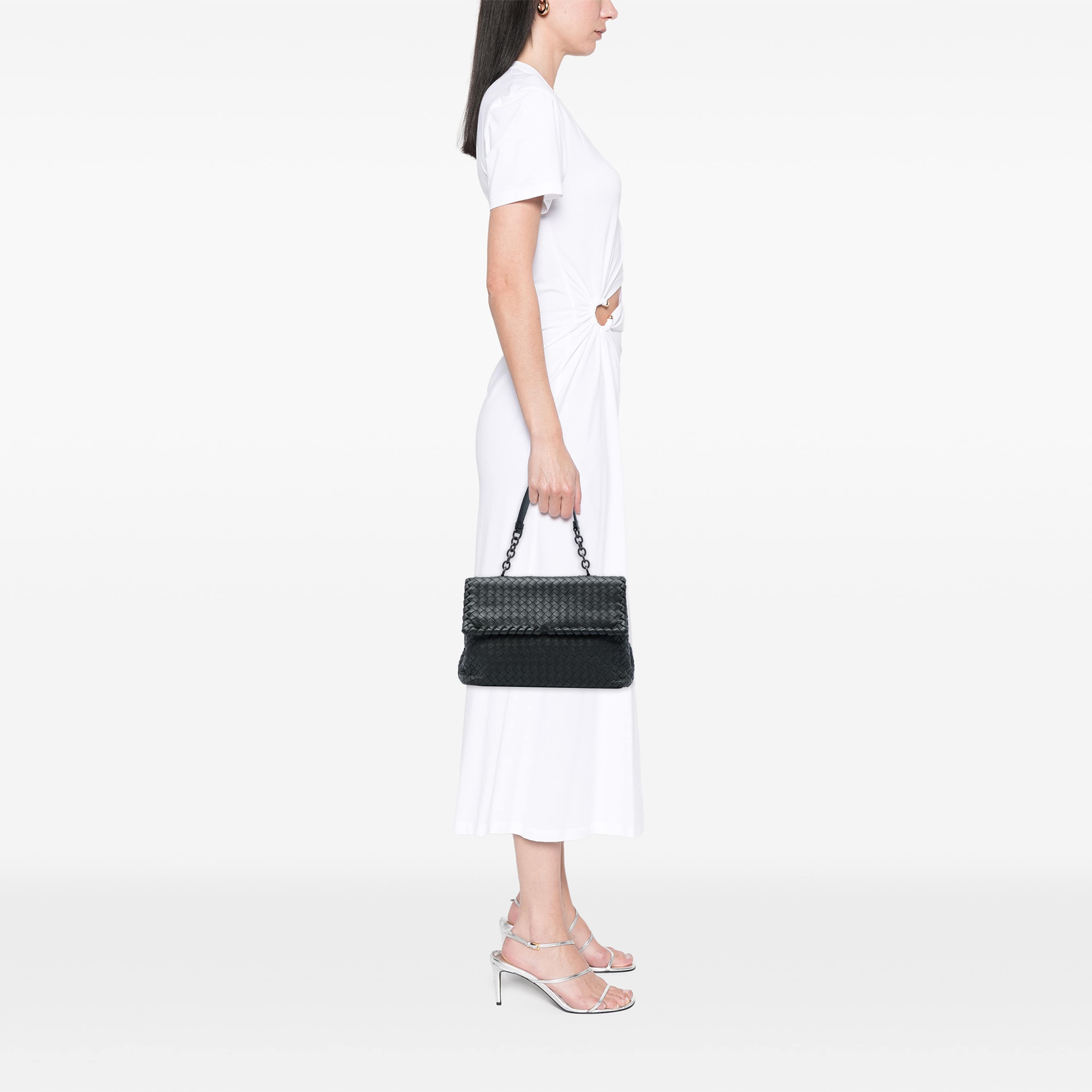 Bottega Veneta Medium Nappa Intrecciato Olimpia Shoulder Bag, från Luxclusif, i färgen svart. Klicka för att öppna bilden i stort format