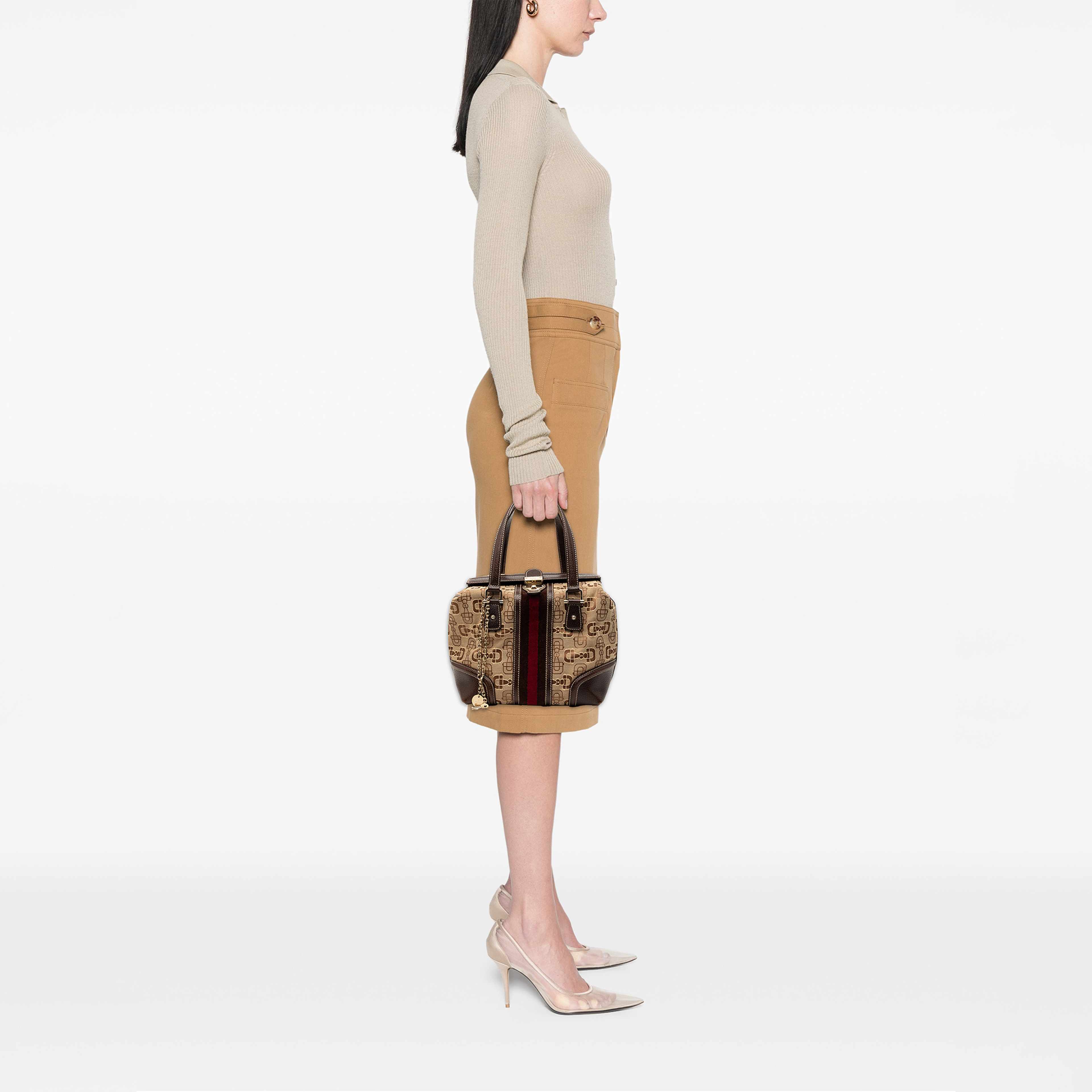 Gucci Horsebit Canvas Web Treasure Handbag, från Luxclusif, i färgen beige. Klicka för att öppna bilden i stort format