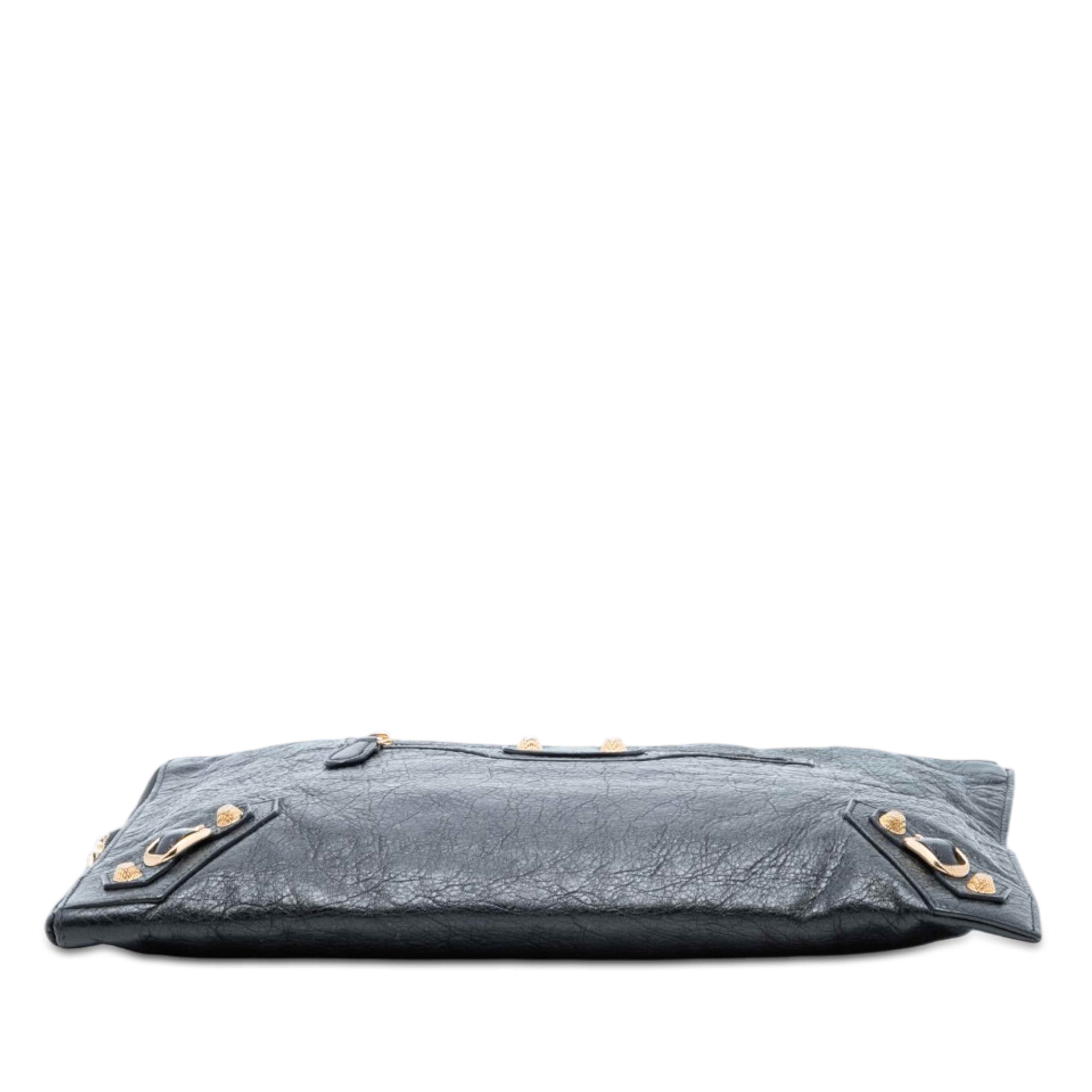 Balenciaga Lambskin Motocross Giant 12 Zip Around Flat Clutch, från Luxclusif, i färgen black. Klicka för att öppna bilden i stort format