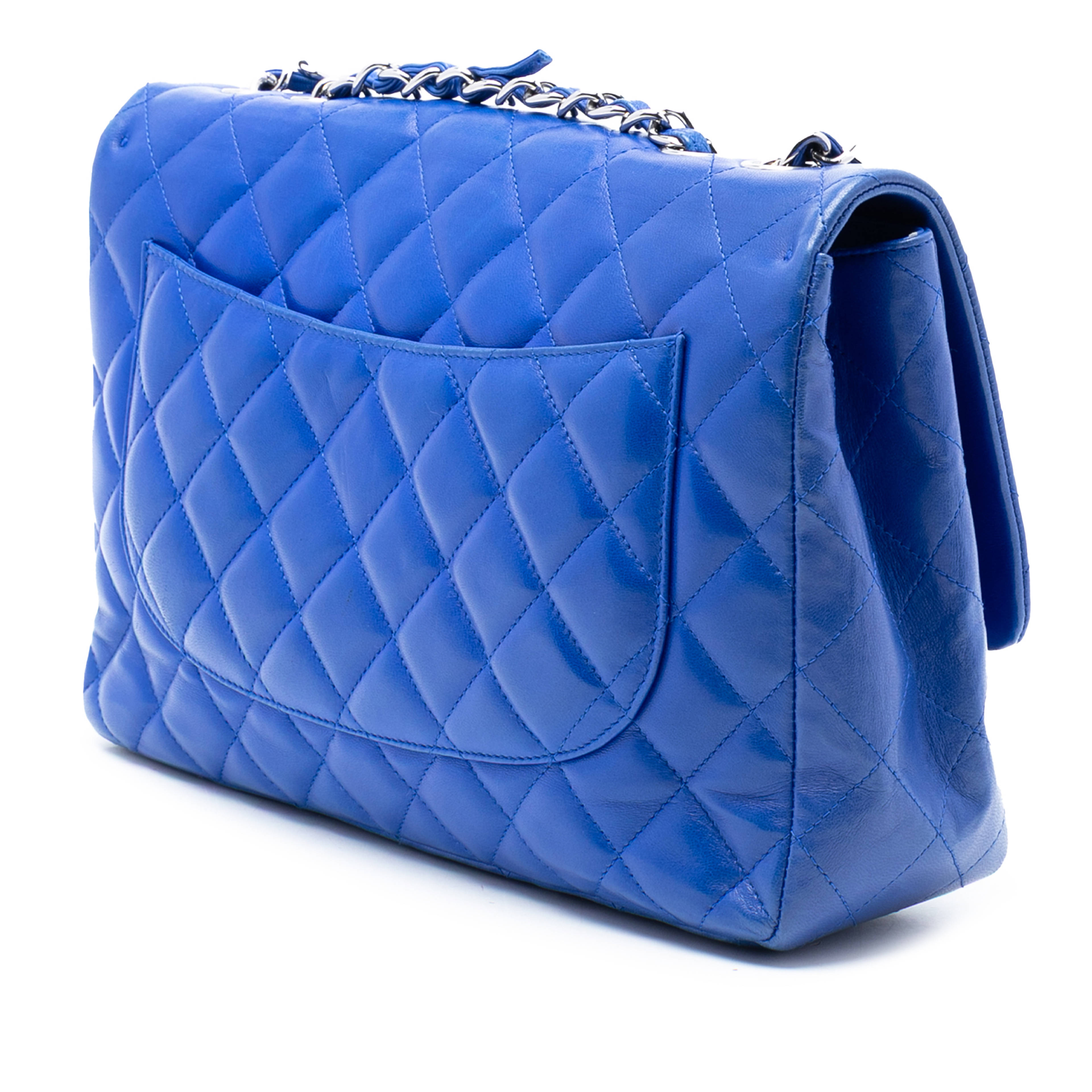 Chanel Jumbo Classic Lambskin Single Flap, från Luxclusif, i färgen blue. Klicka för att öppna bilden i stort format