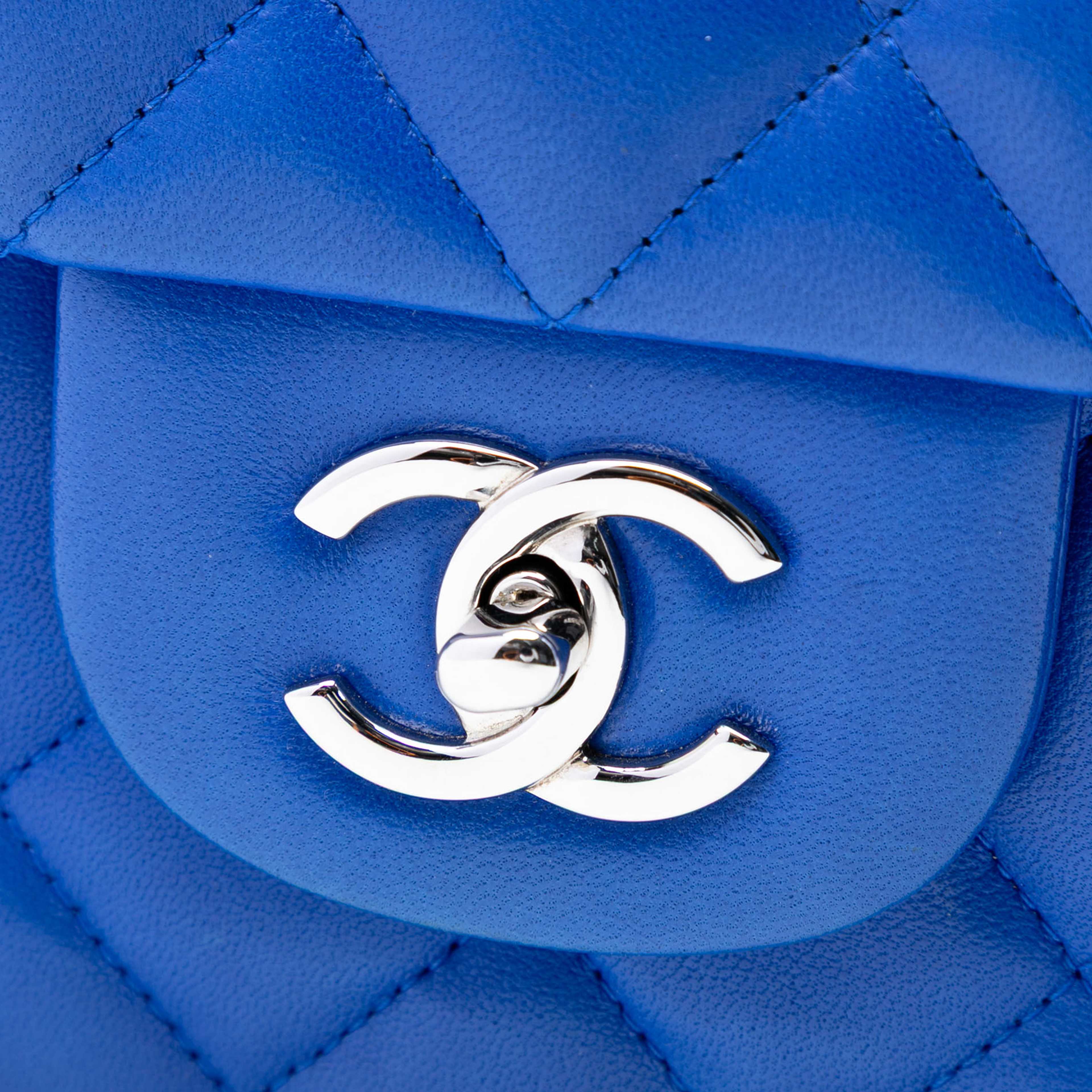 Chanel Jumbo Classic Lambskin Single Flap, från Luxclusif, i färgen blue. Klicka för att öppna bilden i stort format