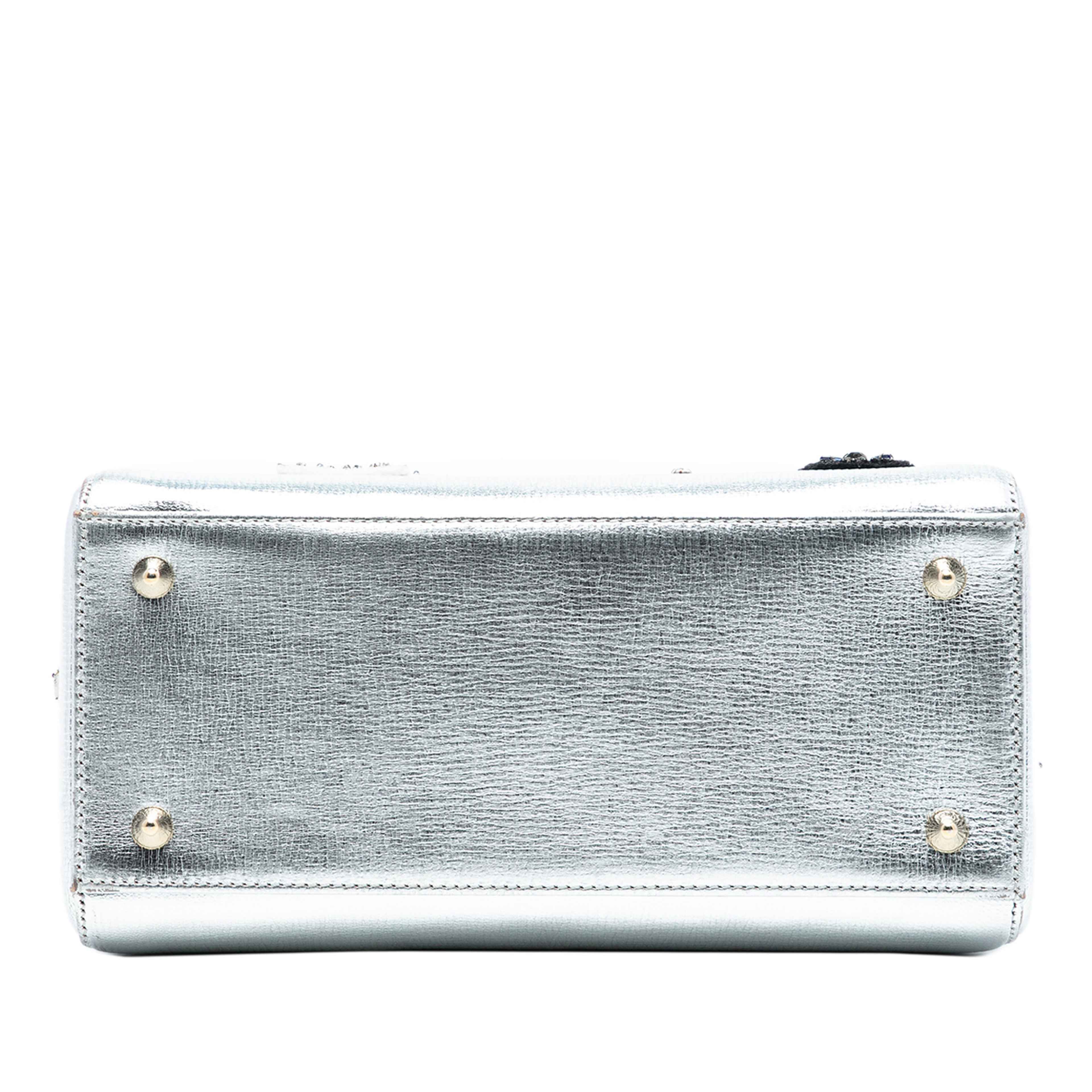 Dior Medium Calfskin Patch Embellished Lady Dior, från Luxclusif, i färgen silver. Klicka för att öppna bilden i stort format