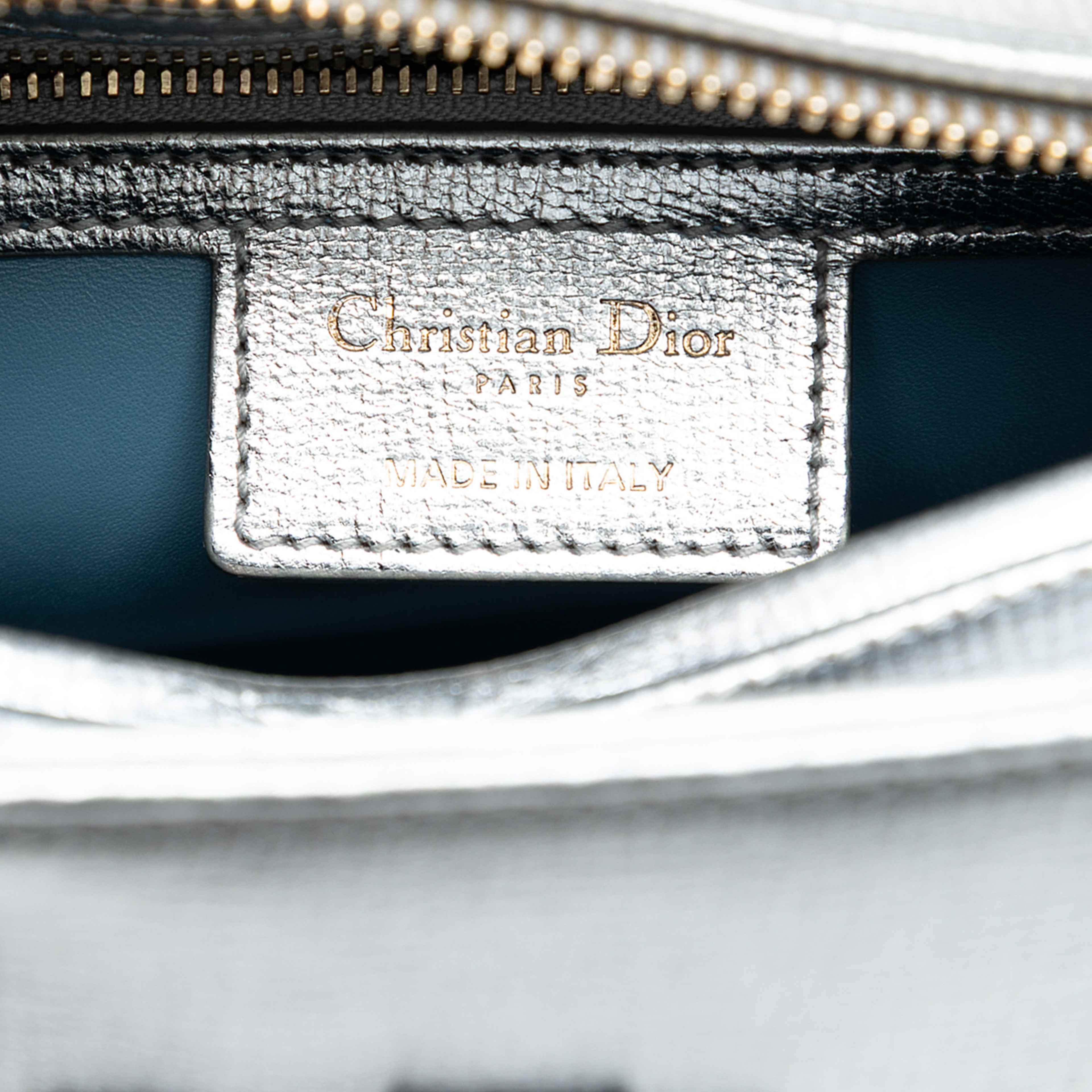 Dior Medium Calfskin Patch Embellished Lady Dior, från Luxclusif, i färgen silver. Klicka för att öppna bilden i stort format