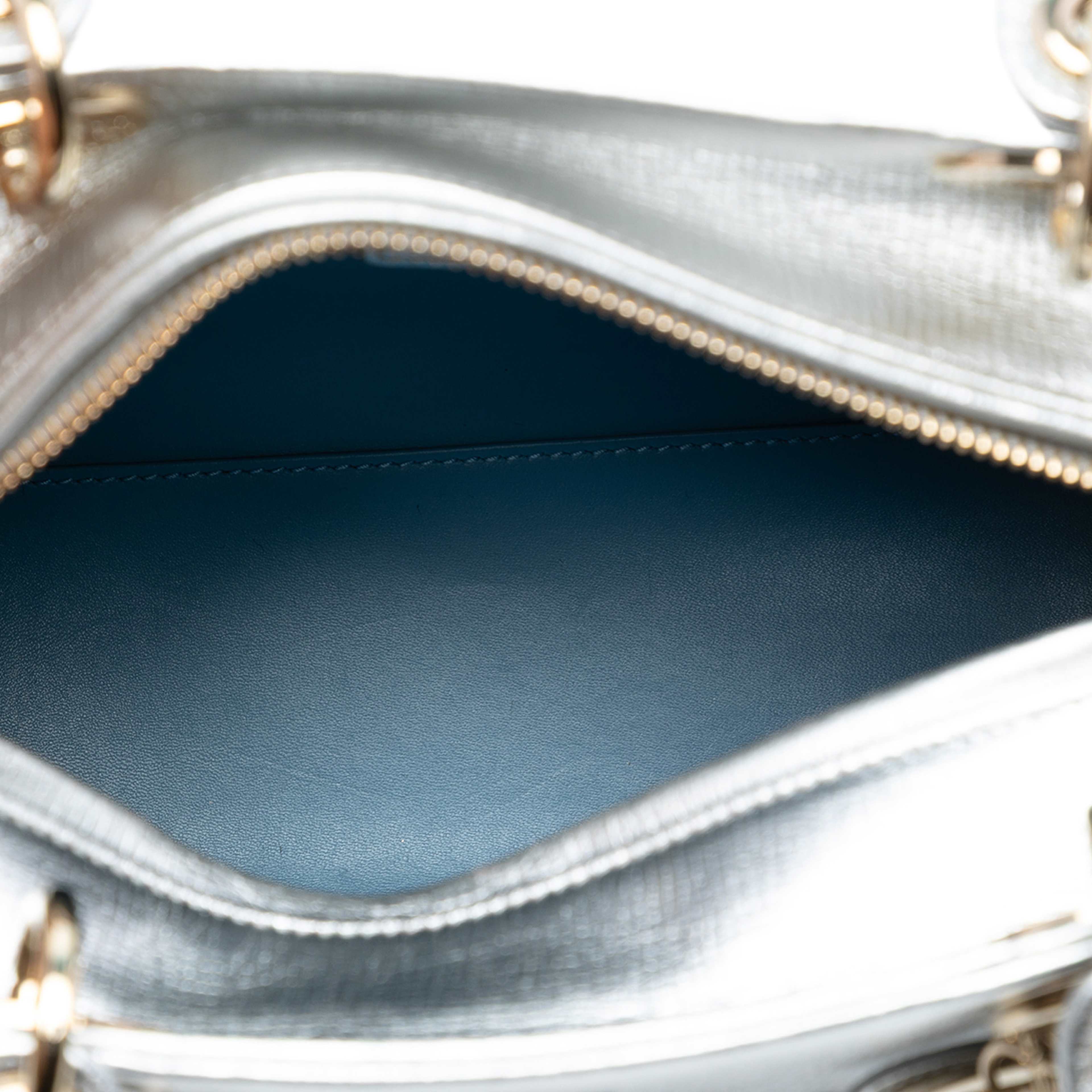 Dior Medium Calfskin Patch Embellished Lady Dior, från Luxclusif, i färgen silver. Klicka för att öppna bilden i stort format