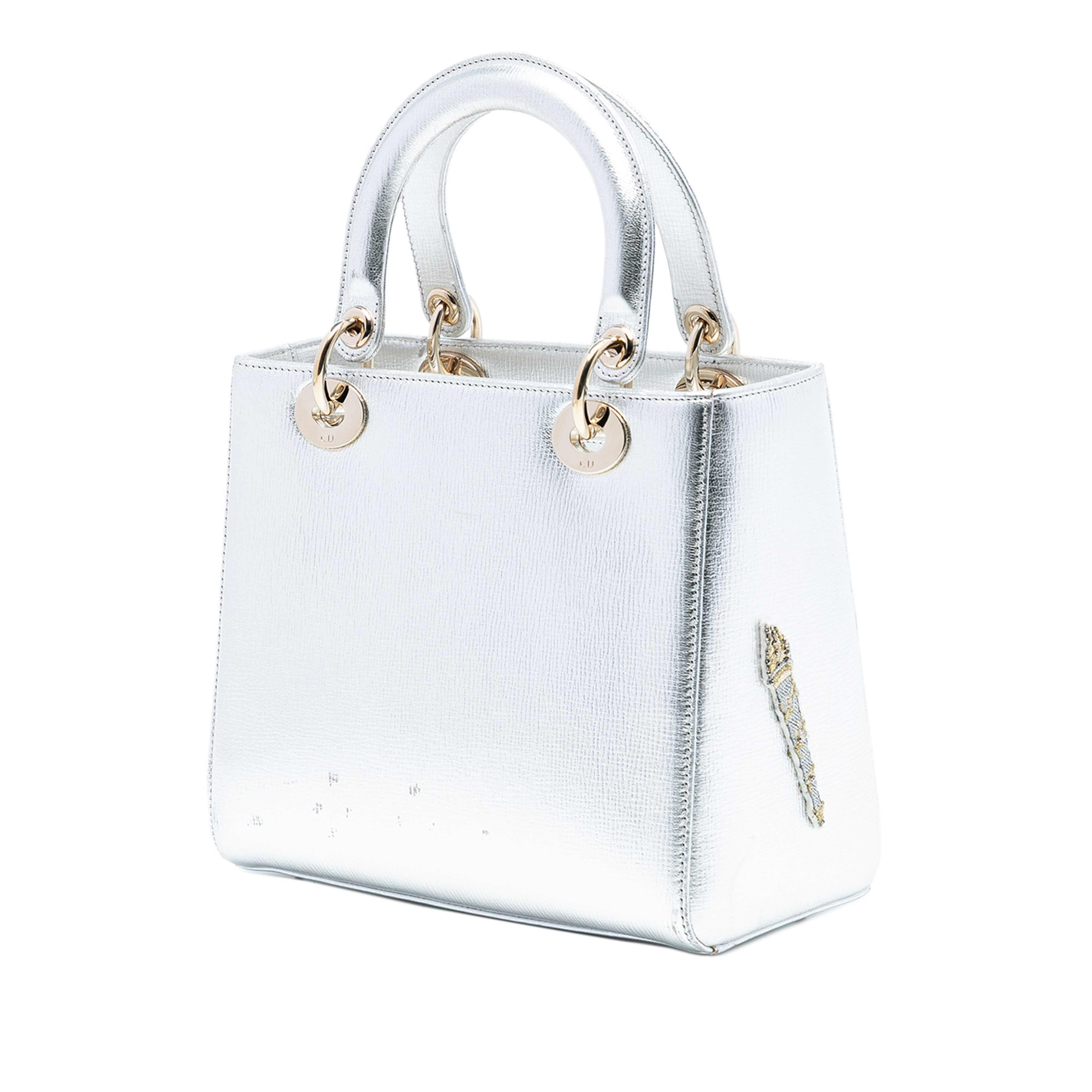 Dior Medium Calfskin Patch Embellished Lady Dior, från Luxclusif, i färgen silver. Klicka för att öppna bilden i stort format