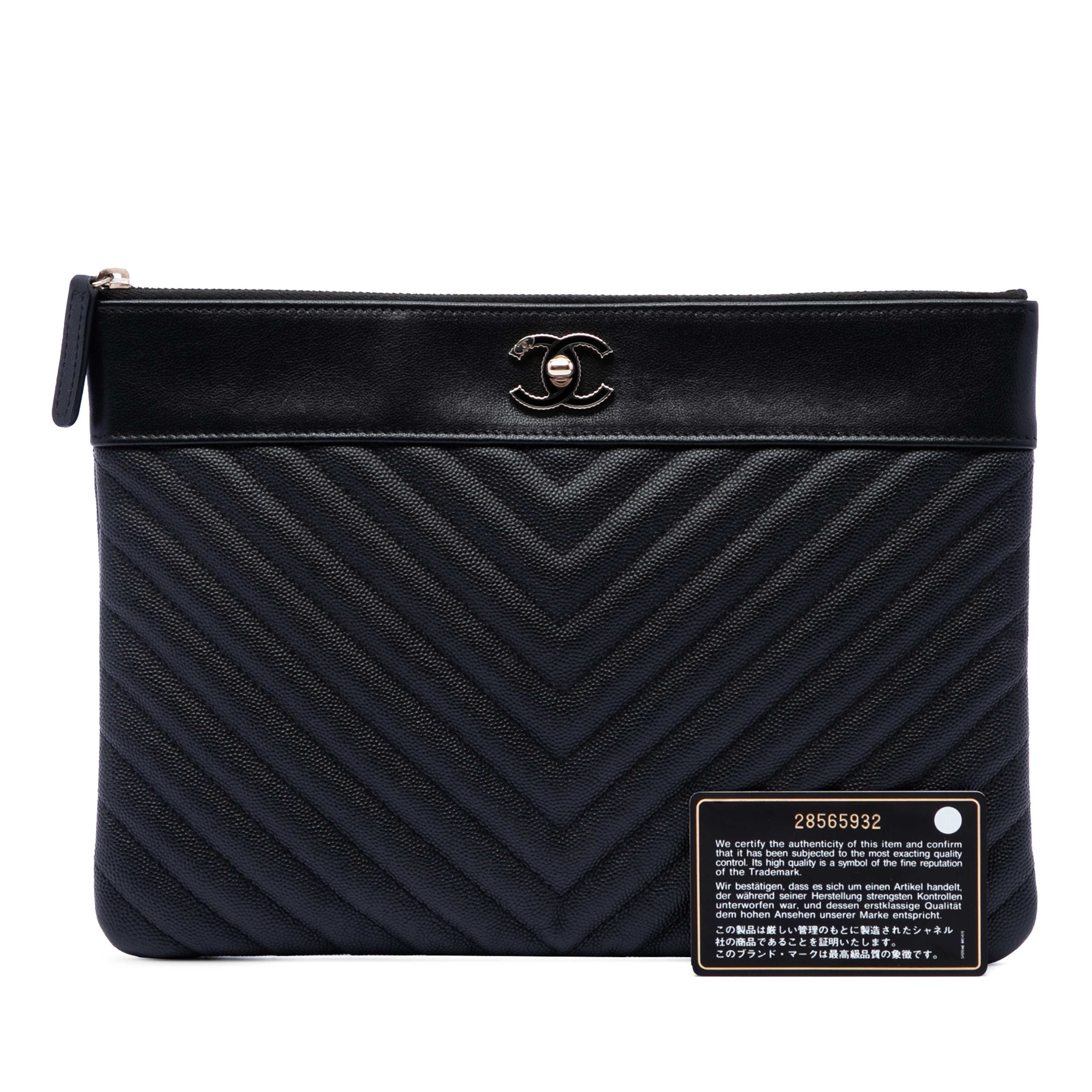 Chanel Medium Chevron Caviar Mademoiselle O Case Clutch, från Luxclusif, i färgen svart. Klicka för att öppna bilden i stort format