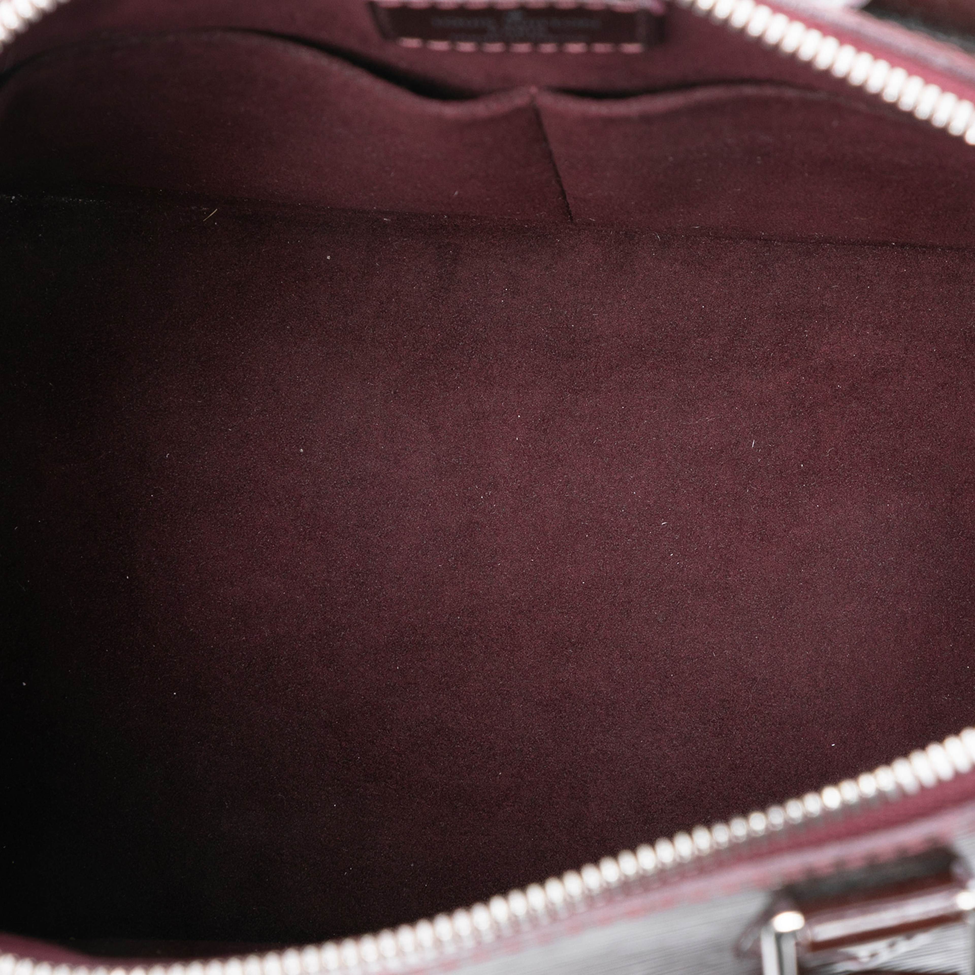 Louis Vuitton Electric Epi Alma Pm, från Luxclusif, i färgen purple. Klicka för att öppna bilden i stort format